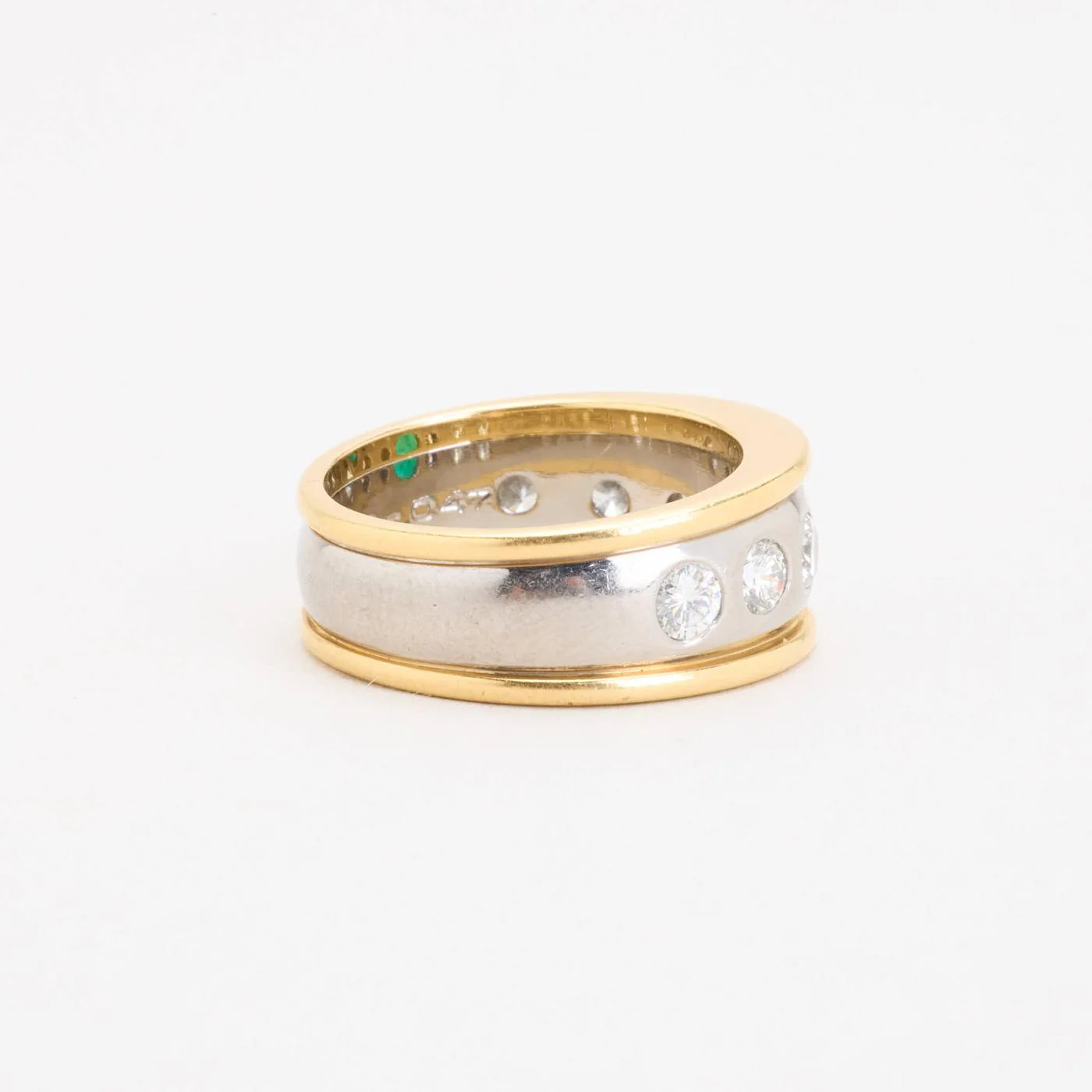 Gypsyring med diamant (0.66 ct) i 18K guld och vitt guld med en smaragd strl. 18.1 / strl. 57 - Image 2
