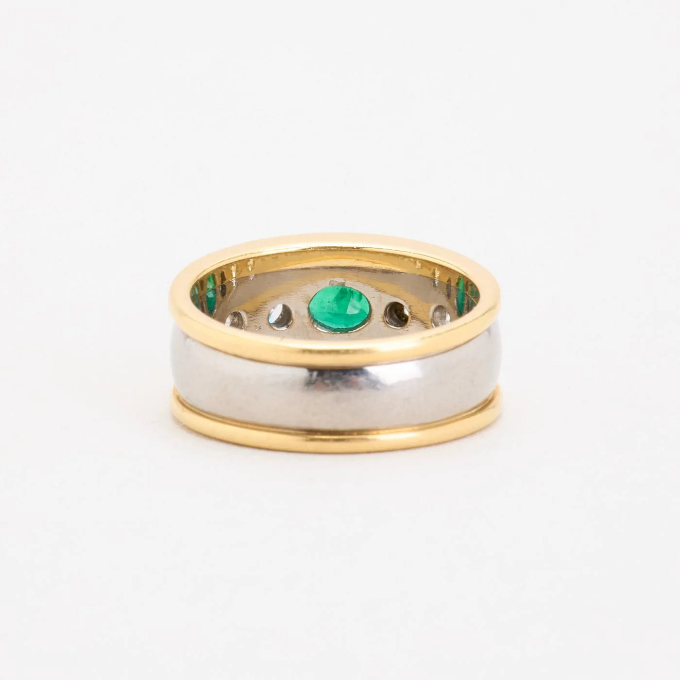 Gypsyring med diamant (0.66 ct) i 18K guld och vitt guld med en smaragd strl. 18.1 / strl. 57 - Image 3
