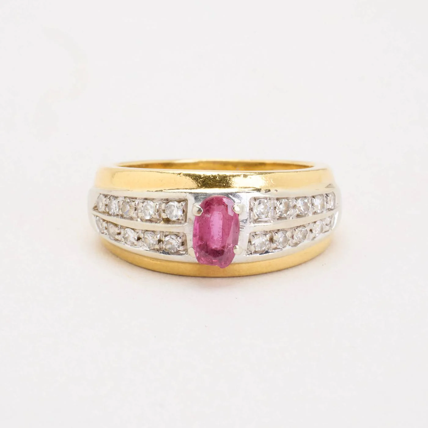 Gypsyring med diamant (0.21 ct) i 18K guld och vitt guld med en rubin strl. 16.9 / strl. 53