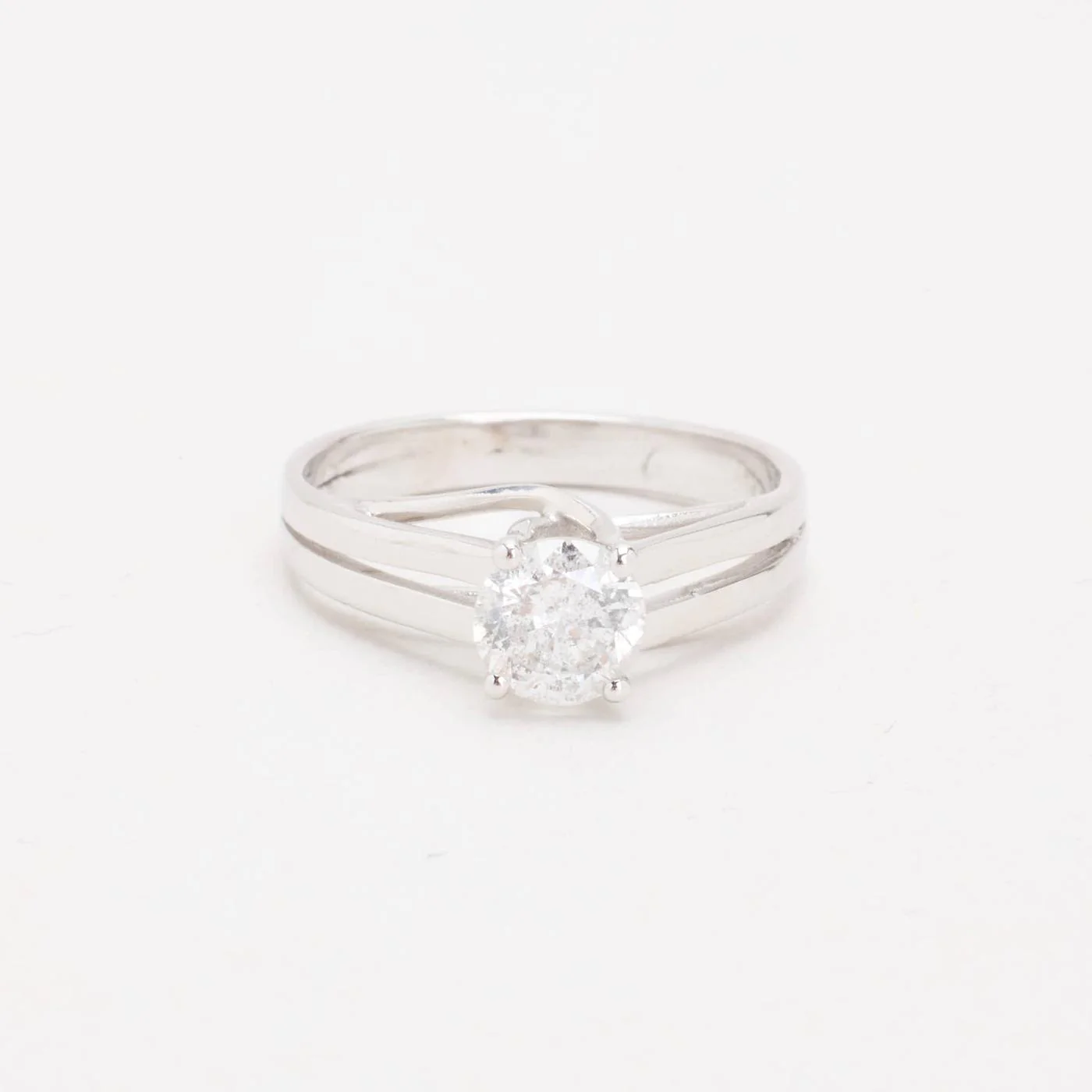Solitärring med diamant (0.91 ct) i 18K vitt guld strl. 17.2 / strl. 54