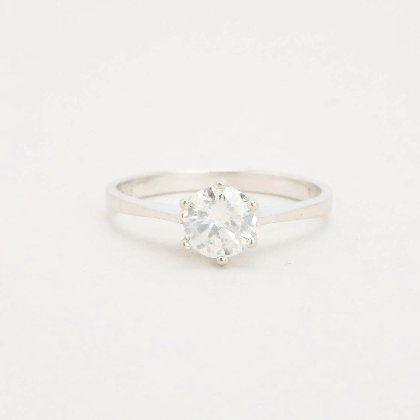 Solitärring med diamant (0.75 ct) i 14K vitt guld strl. 16.6 / strl. 52