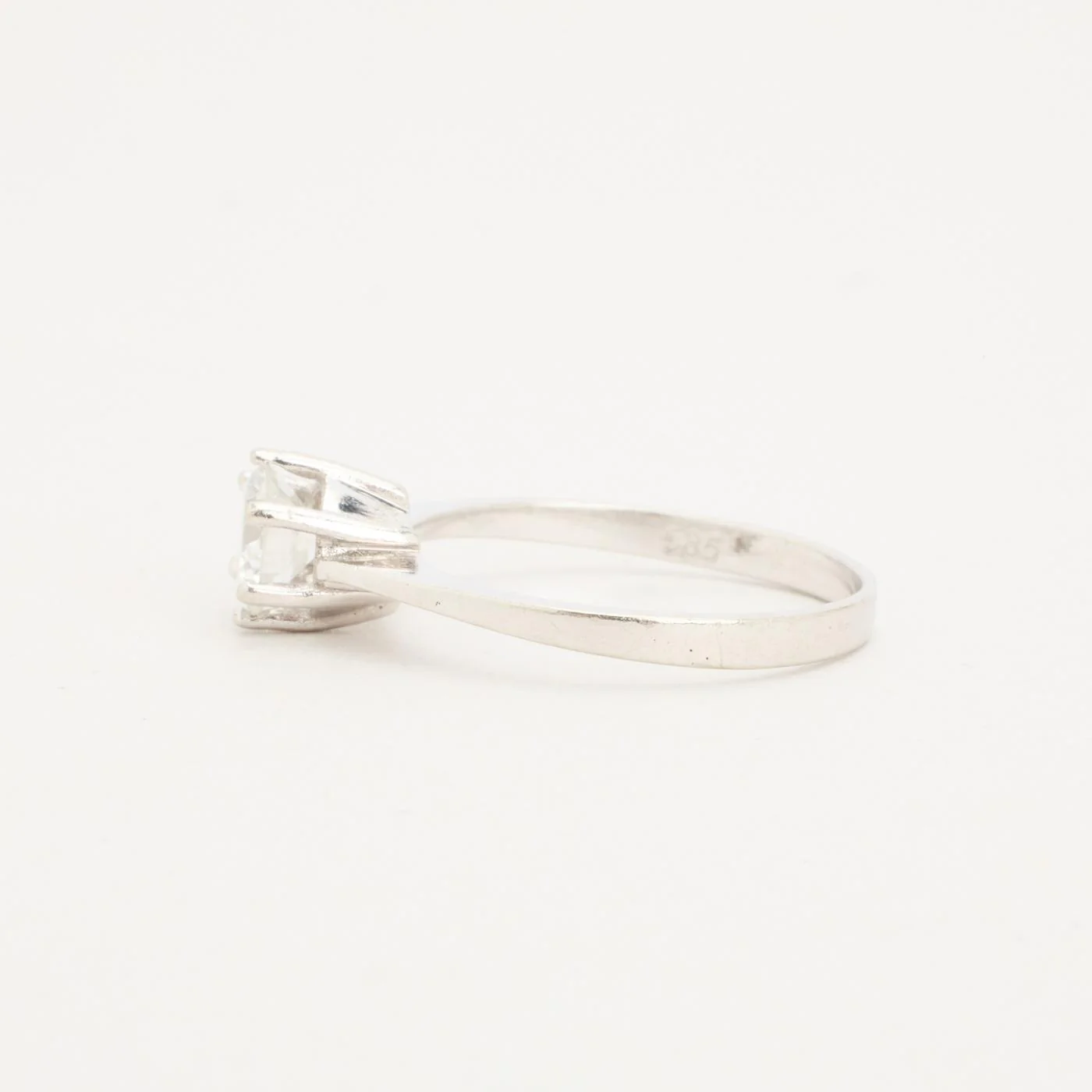 Solitärring med diamant (0.75 ct) i 14K vitt guld strl. 16.6 / strl. 52 - Image 4