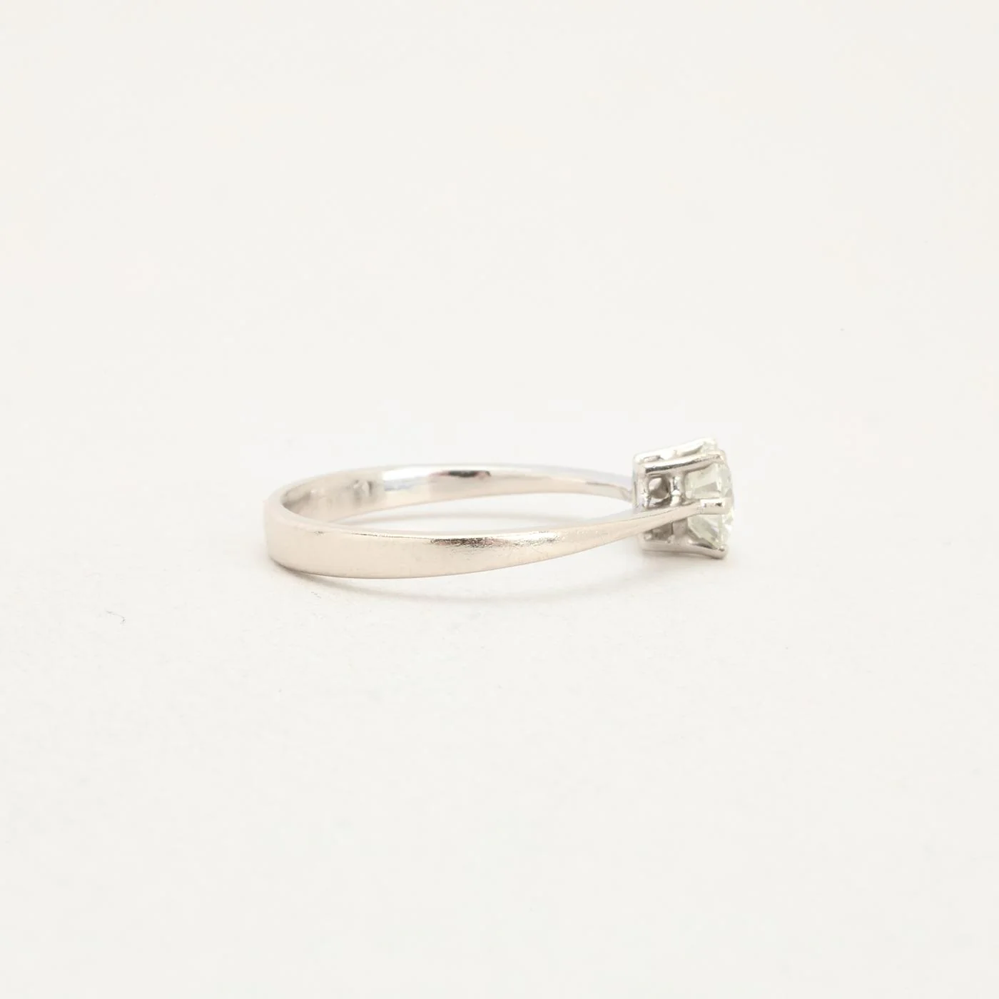 Solitärring med diamant (0.56 ct) i 14K vitt guld strl. 16.2 / strl. 51 - Image 2