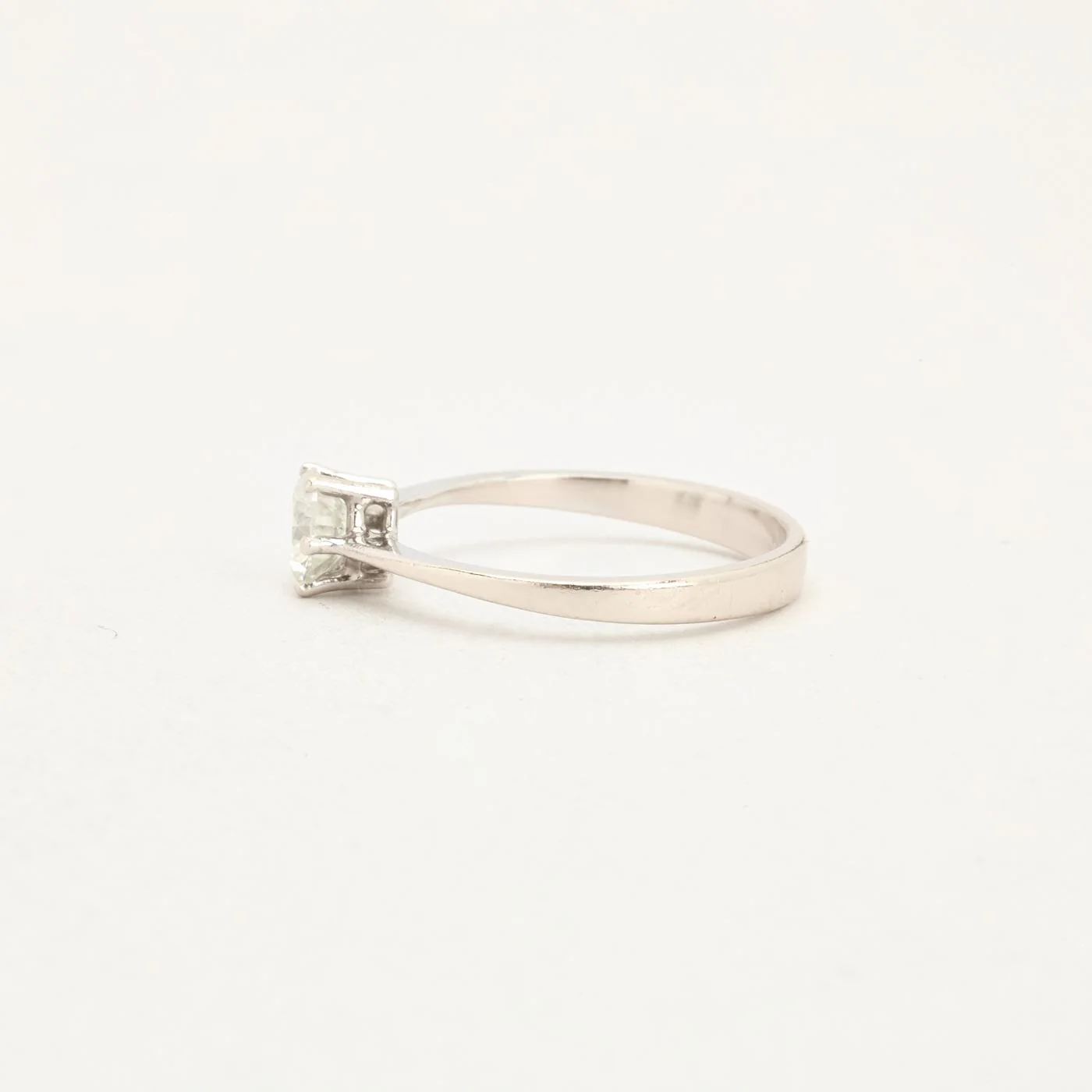 Solitärring med diamant (0.56 ct) i 14K vitt guld strl. 16.2 / strl. 51 - Image 4