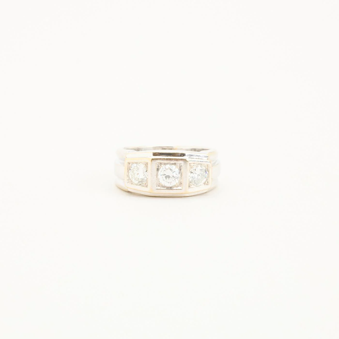 Tre stenar ring med diamant (0.97 ct) i 18K vitt guld strl. 19.1 / strl. 60