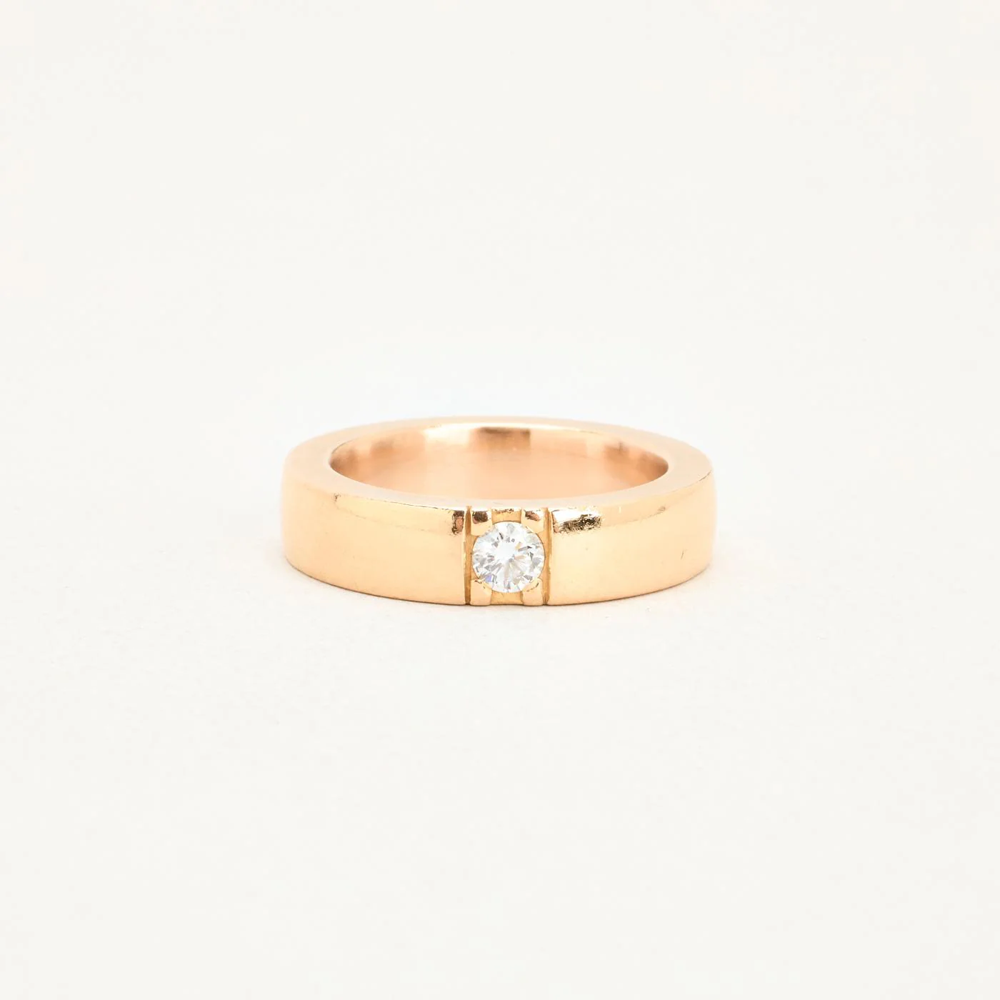 Alliansring med diamant (0.16 ct) i 18K guld strl. 16.9 / strl. 53