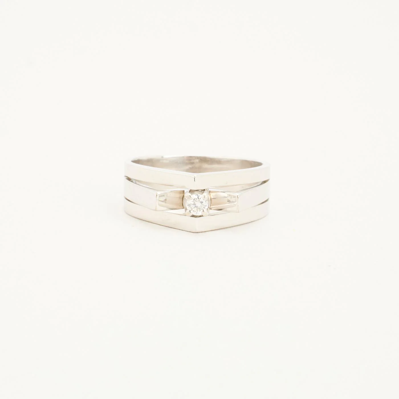 Geometrisk ring med diamant (0.08 ct) i 14K vitt guld strl. 17.5 / strl. 55