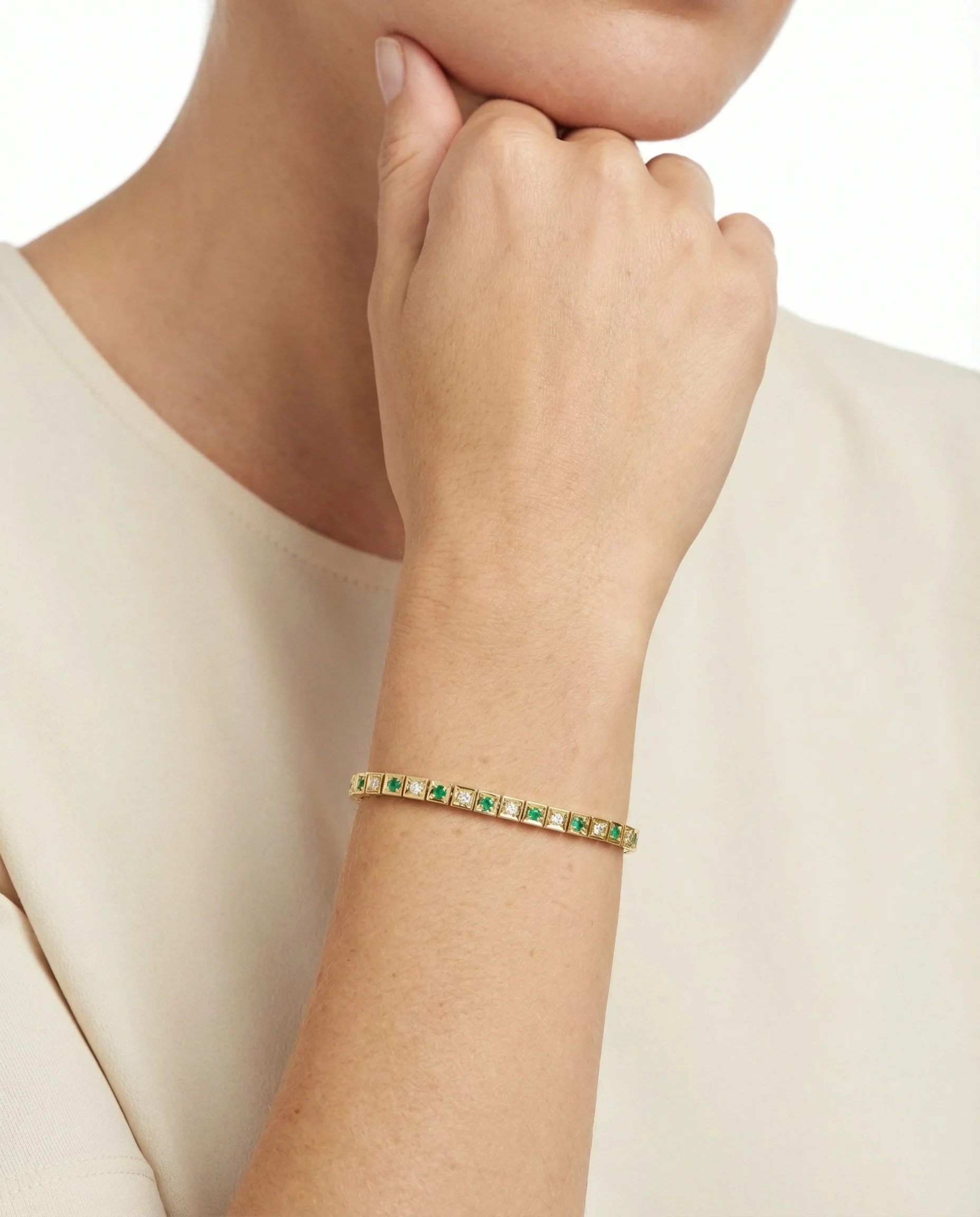 Tennisarmband med diamant (0.76 ct) i 18K guld med en smaragd, 17.5 cm, 17.5 g