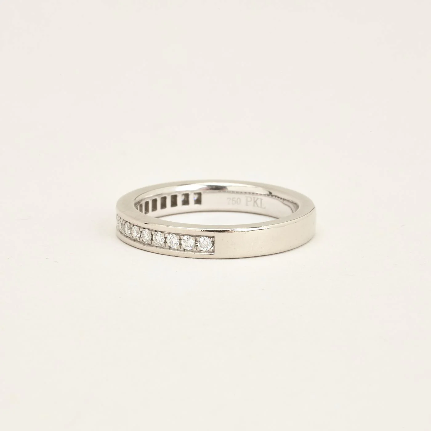 Bucherer alliansring med diamant (0.23 ct) i 18K vitt guld strl. 17.2 / strl. 54 - Image 4