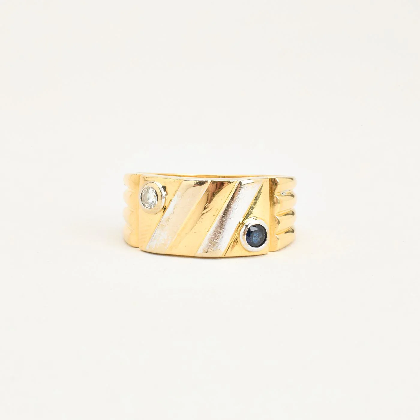 Gypsyring med diamant (0.07 ct) i 18K guld och vitt guld med en safir strl. 19.7 / strl. 62