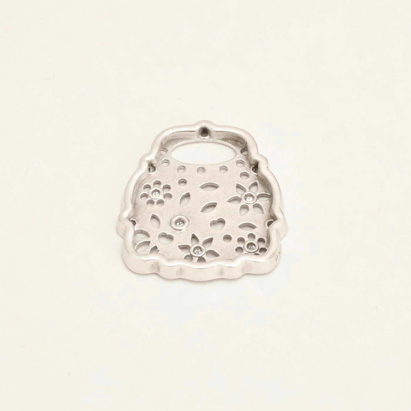 Ole Lynggaard Lace Hänge med diamant (0.11 ct) i 18K vitt guld, 2.7 cm, 7.52 g - Image 3