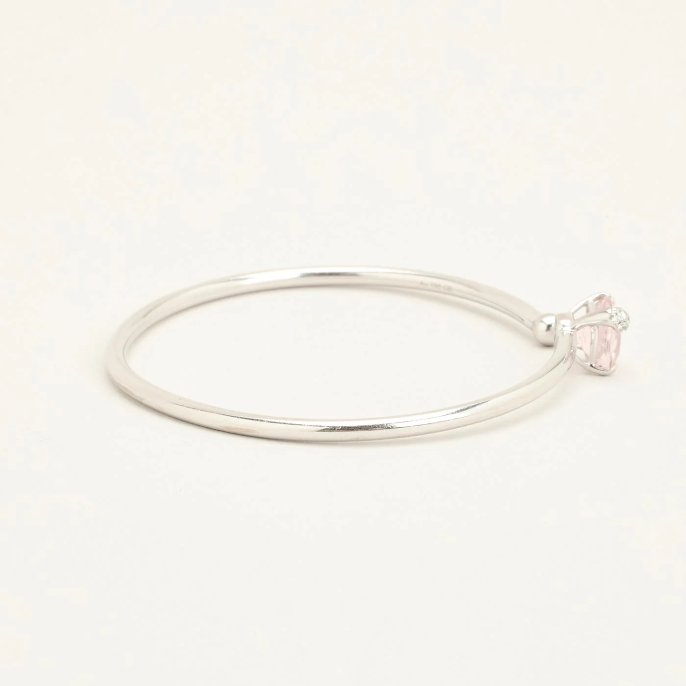 Öppen armring med diamant (0.14 ct) i 18K vitt guld med en kvarts, 5.6 cm, 5.9 g - Image 2