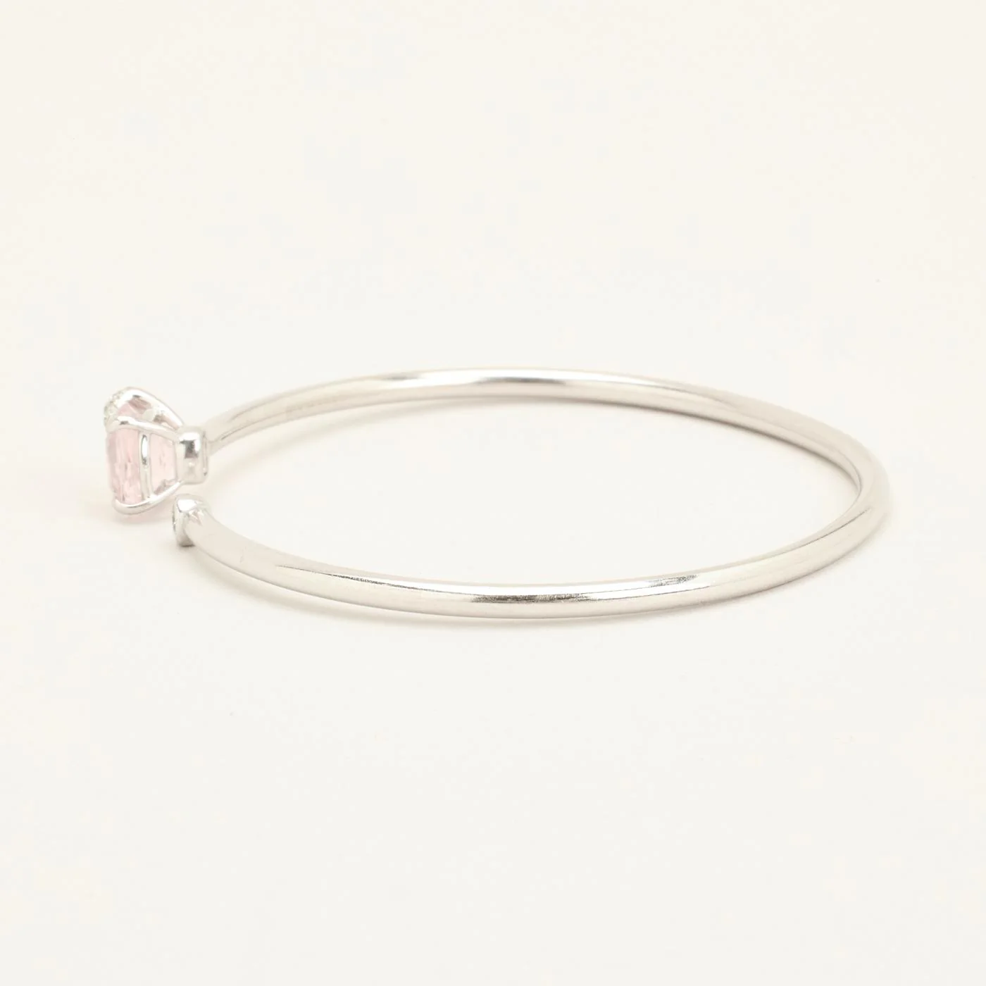 Öppen armring med diamant (0.14 ct) i 18K vitt guld med en kvarts, 5.6 cm, 5.9 g - Image 4