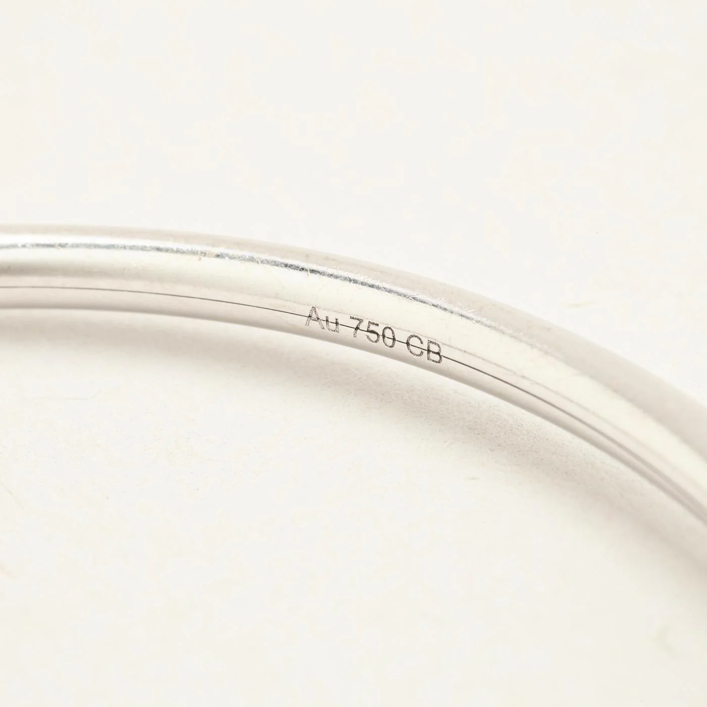 Öppen armring med diamant (0.14 ct) i 18K vitt guld med en kvarts, 5.6 cm, 5.9 g - Image 5