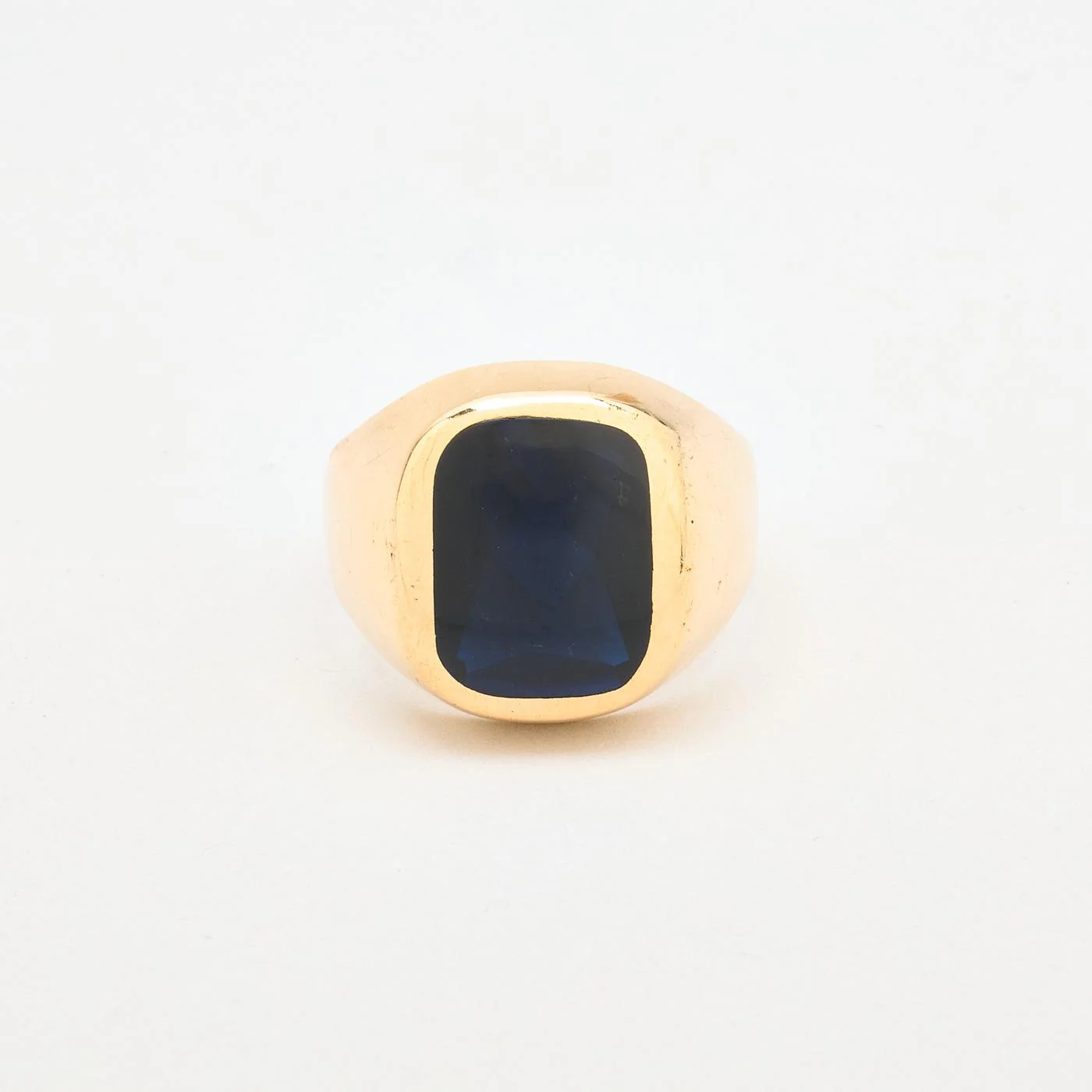 Klackring i 14K guld med en syntetisk safir strl. 21.3 / strl. 67
