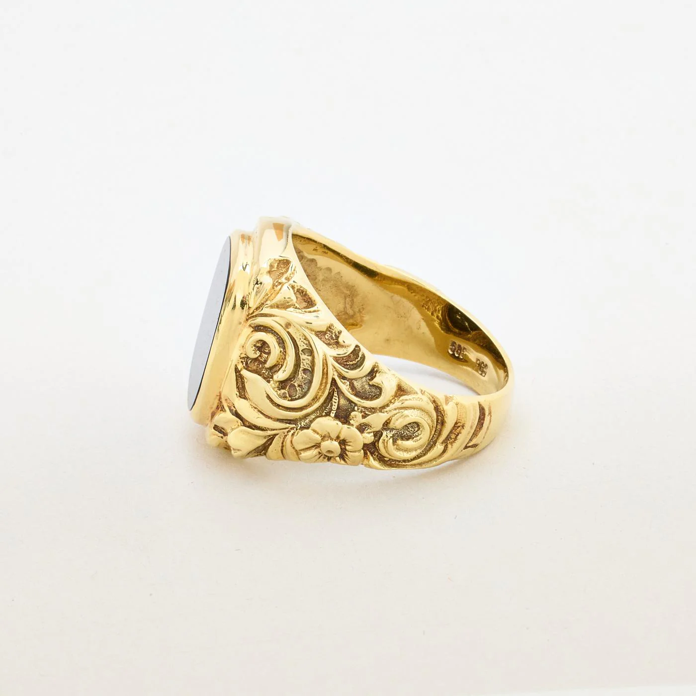 Mönstrad klackring i 14K guld med en onyx strl. 19.7 / strl. 62 - Image 5