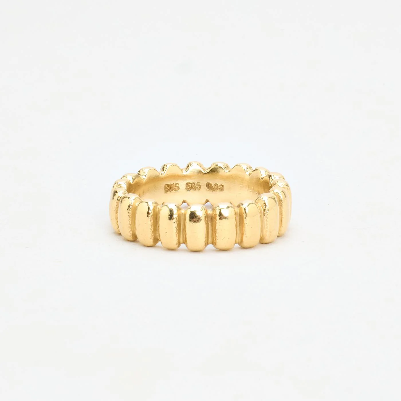 Mönstrad vigselring med diamant (0.16 ct) i 14K guld strl. 18.1 / strl. 57 - Image 5