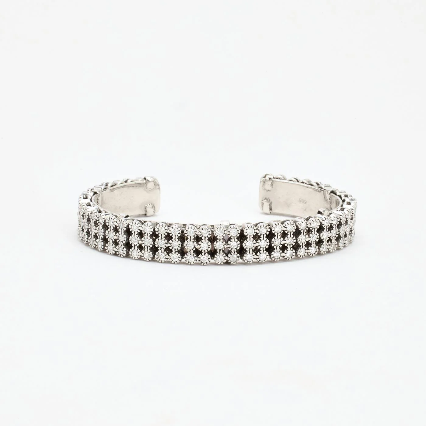 Pavéfattad öppen armring med diamant (2.17 ct) i 14K guld, 5.6 cm, 25.8 g