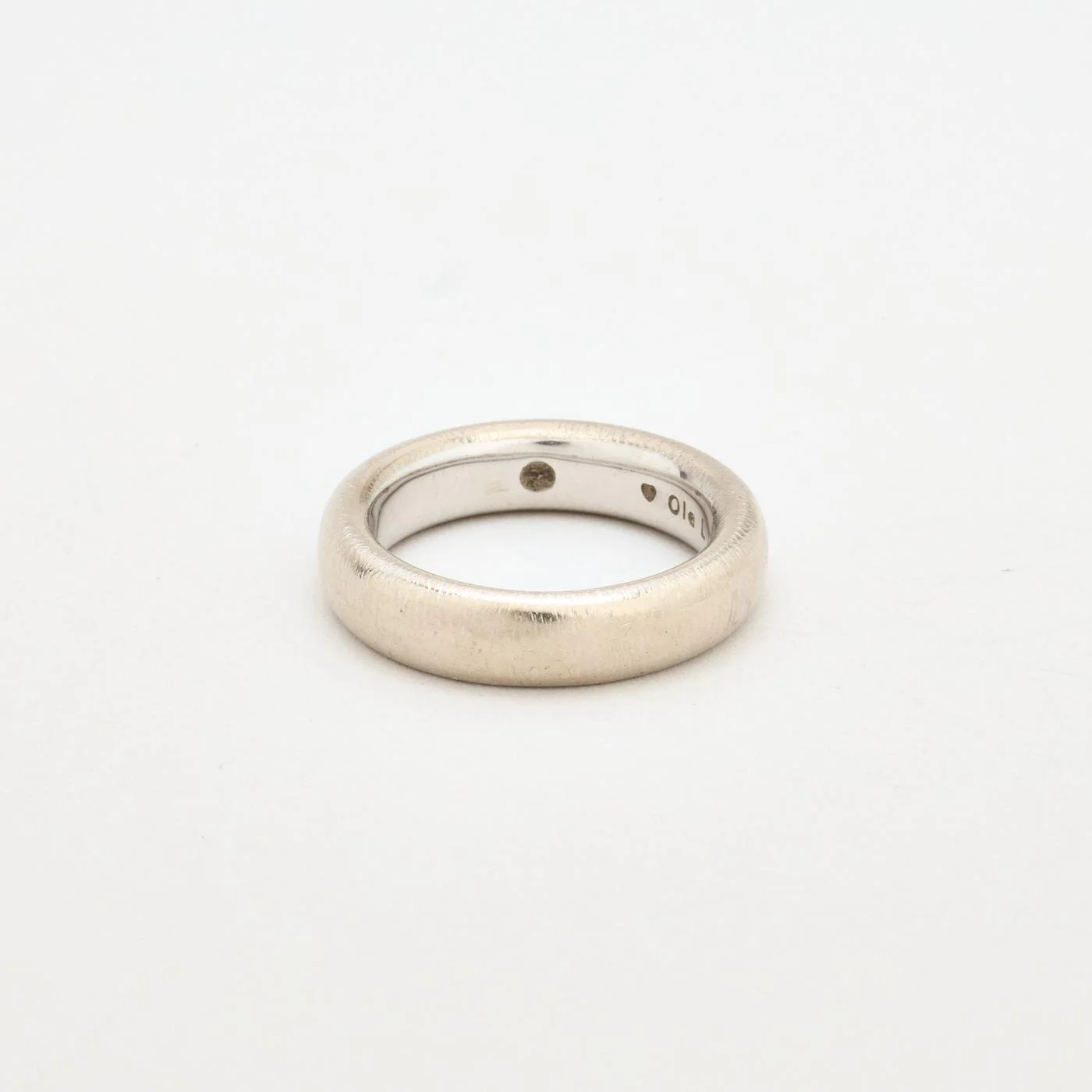 Klassisk Ole Lynggaard vigselring med diamant (0.03 ct) i 14K vitt guld strl. 18.1 / strl. 57 - Image 3