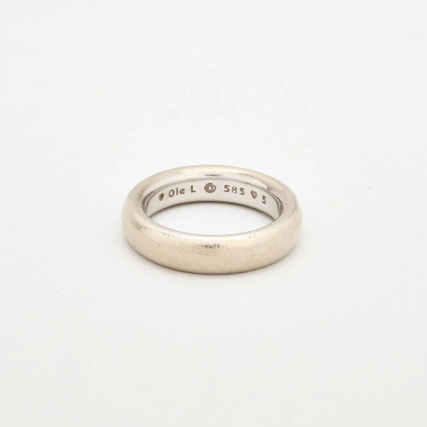 Klassisk Ole Lynggaard vigselring med diamant (0.03 ct) i 14K vitt guld strl. 18.1 / strl. 57 - Image 4