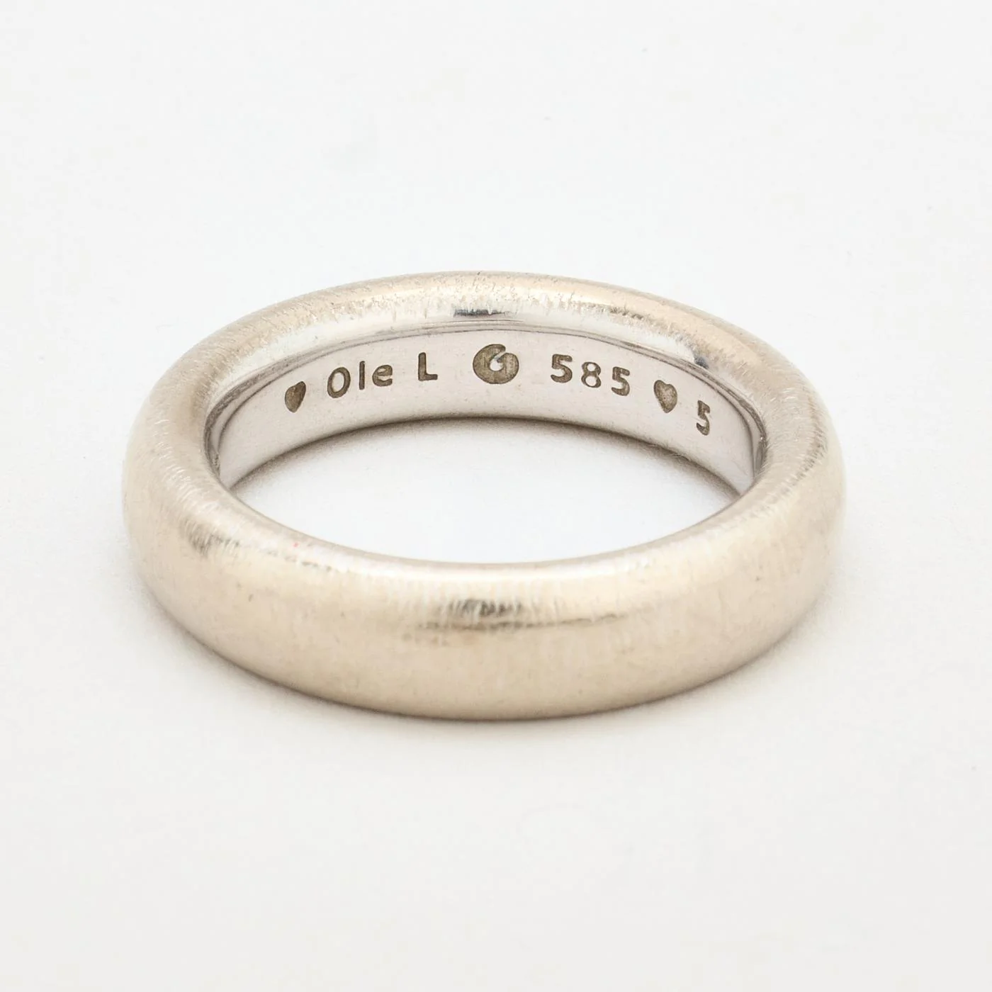 Klassisk Ole Lynggaard vigselring med diamant (0.03 ct) i 14K vitt guld strl. 18.1 / strl. 57 - Image 5