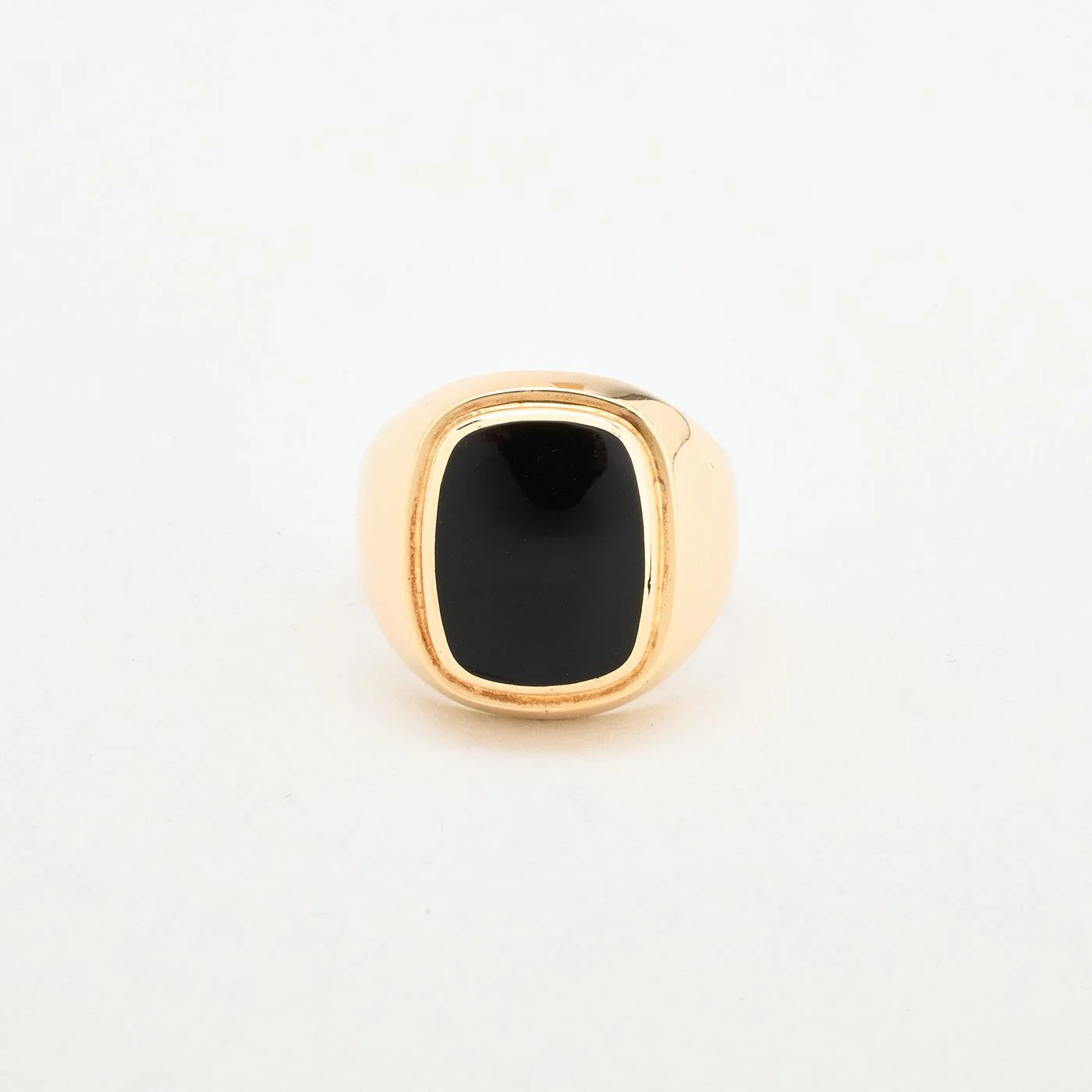 Klackring i 14K guld med en onyx strl. 19.1 / strl. 60