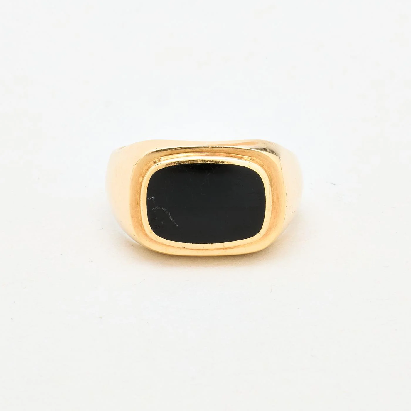 Signetring i 14K guld med en onyx strl. 20.1 / strl. 63