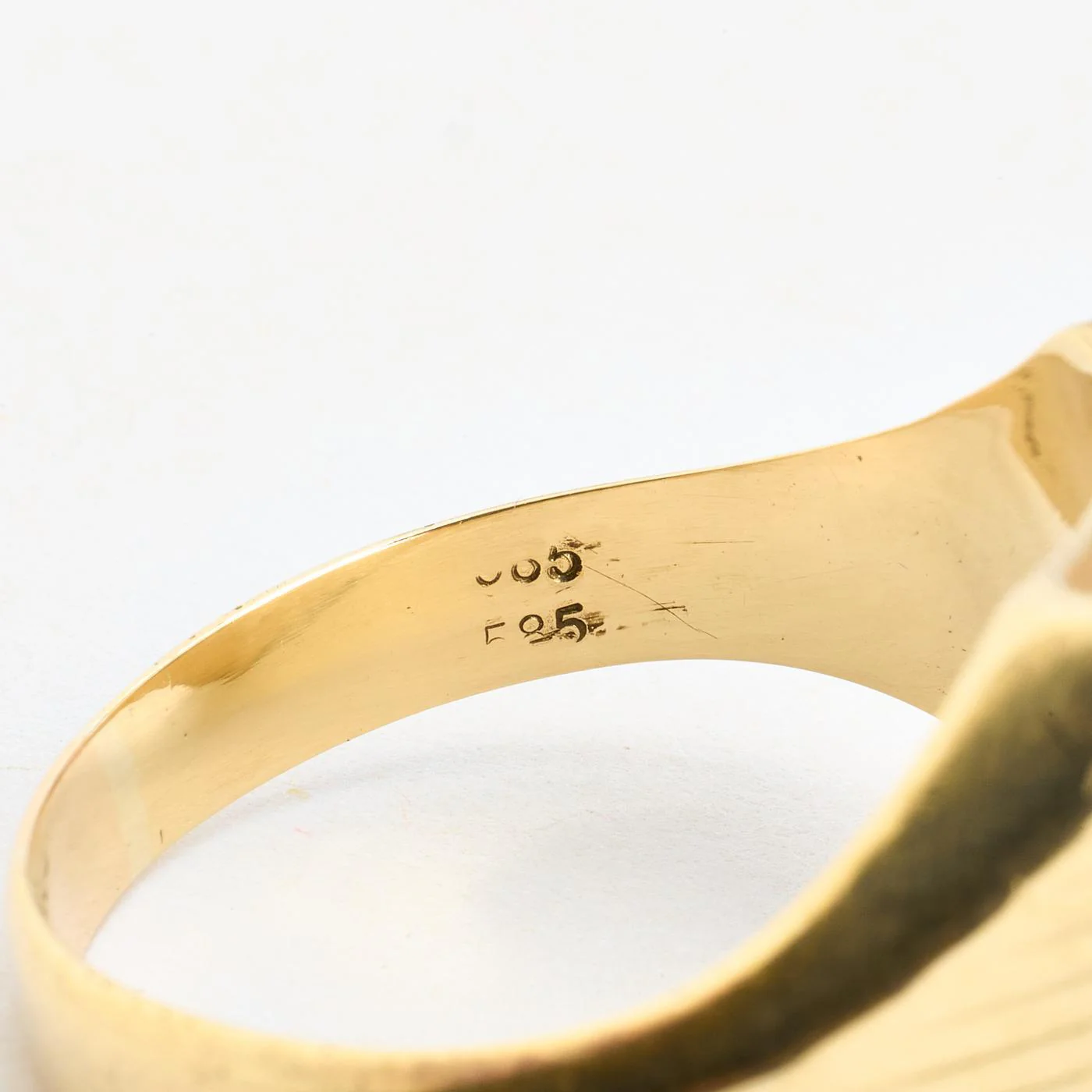 Klackring i 14K guld med en onyx strl. 21.6 / strl. 68 - Image 5