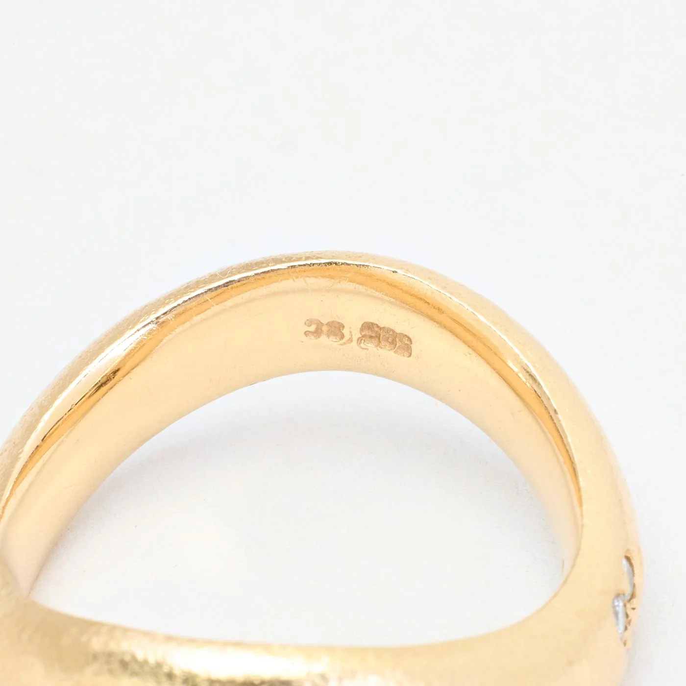 Organisk vigselring med diamant (0.06 ct) i 14K guld strl. 19.1 / strl. 60 - Image 6