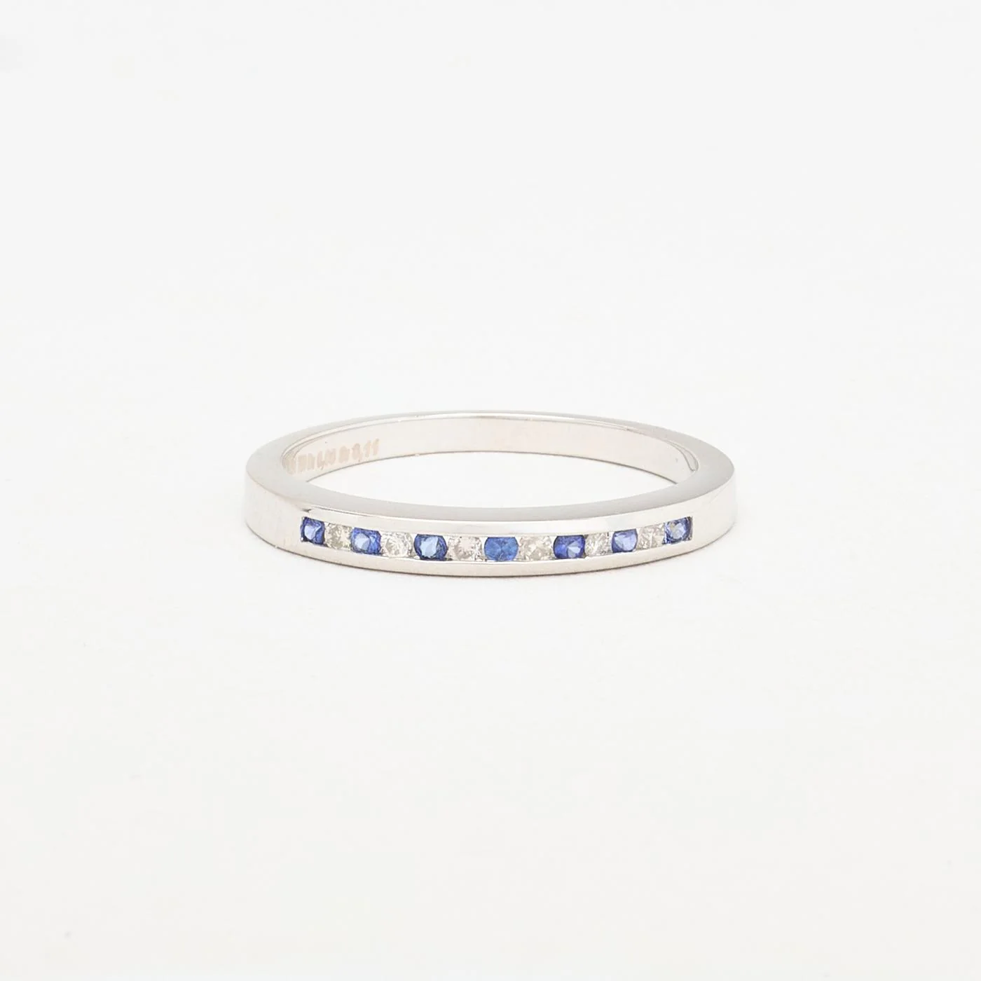 Alliansring med diamant (0.08 ct) i 18K vitt guld med en safir strl. 17.5 / strl. 55
