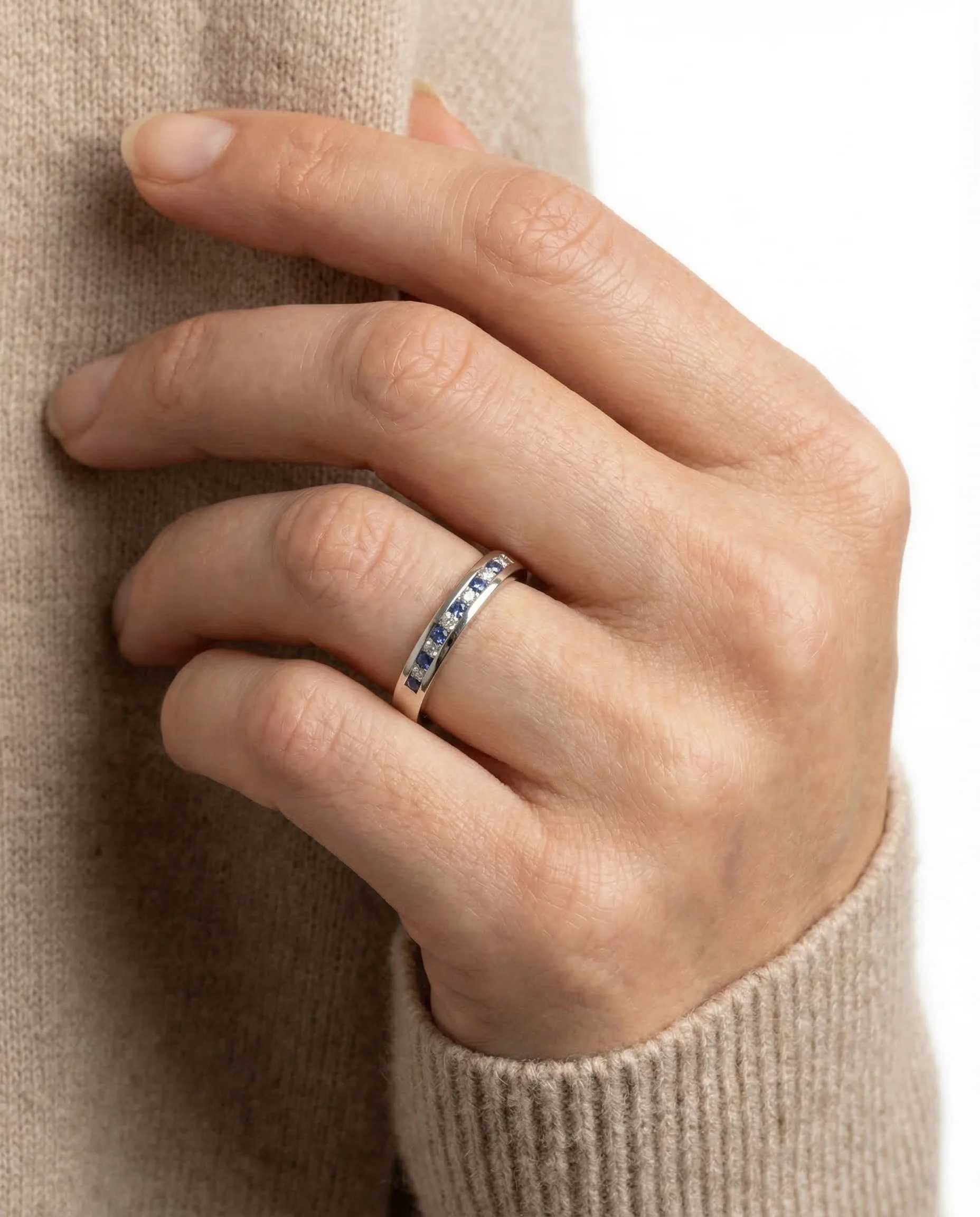 Alliansring med diamant (0.08 ct) i 18K vitt guld med en safir strl. 17.5 / strl. 55 - Image 2