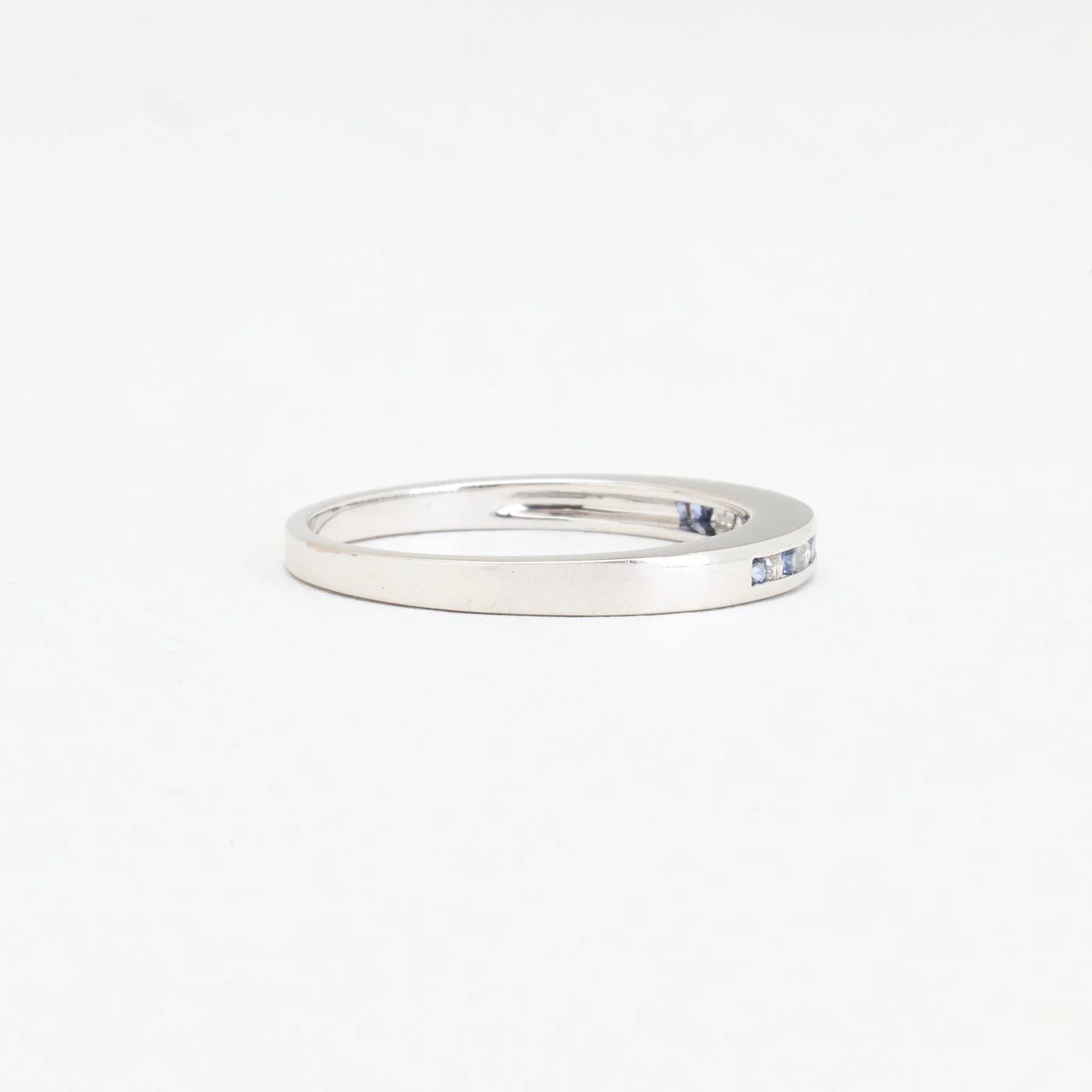 Alliansring med diamant (0.08 ct) i 18K vitt guld med en safir strl. 17.5 / strl. 55 - Image 3