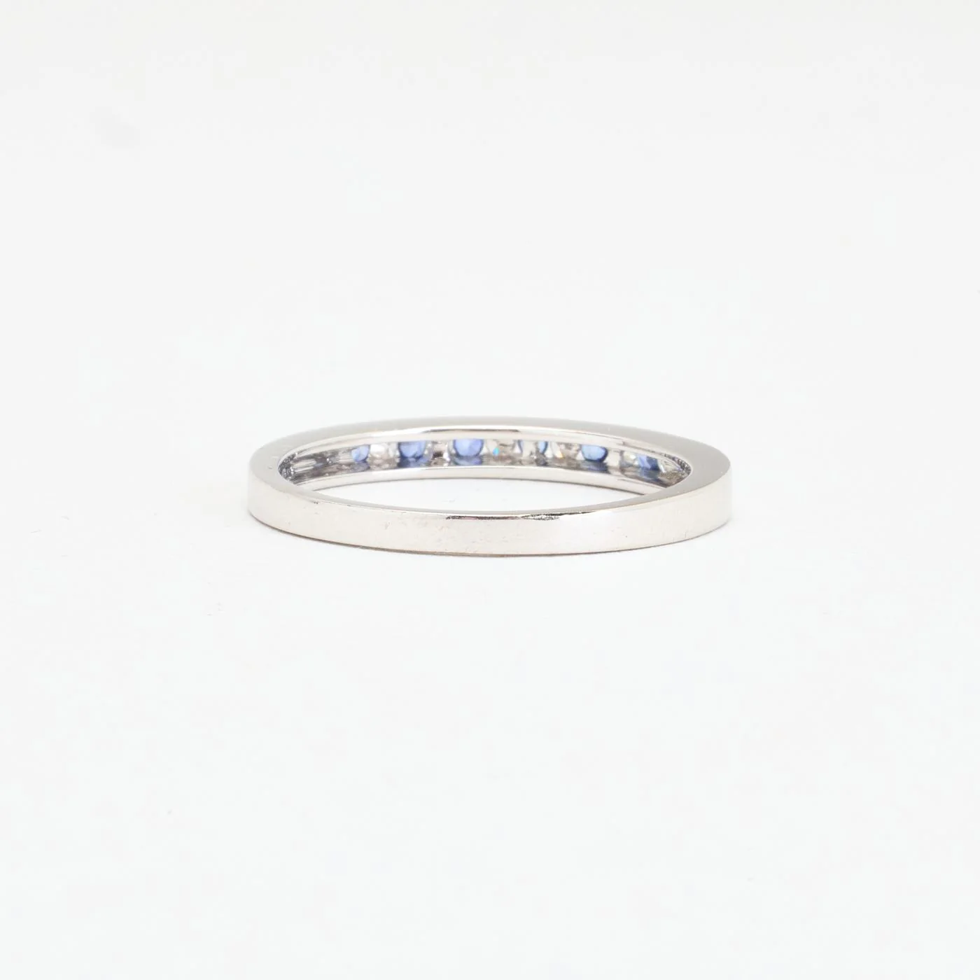 Alliansring med diamant (0.08 ct) i 18K vitt guld med en safir strl. 17.5 / strl. 55 - Image 4