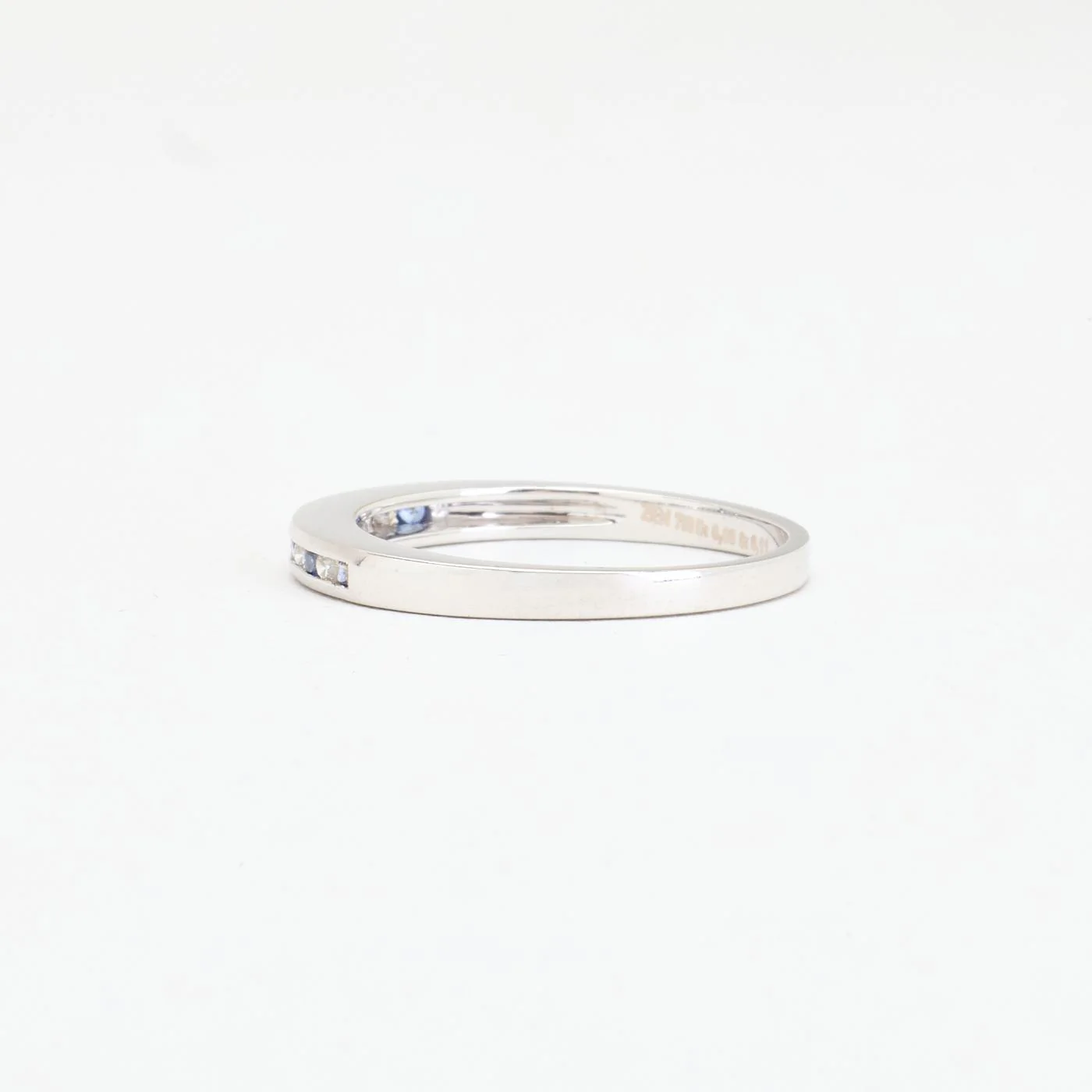 Alliansring med diamant (0.08 ct) i 18K vitt guld med en safir strl. 17.5 / strl. 55 - Image 5
