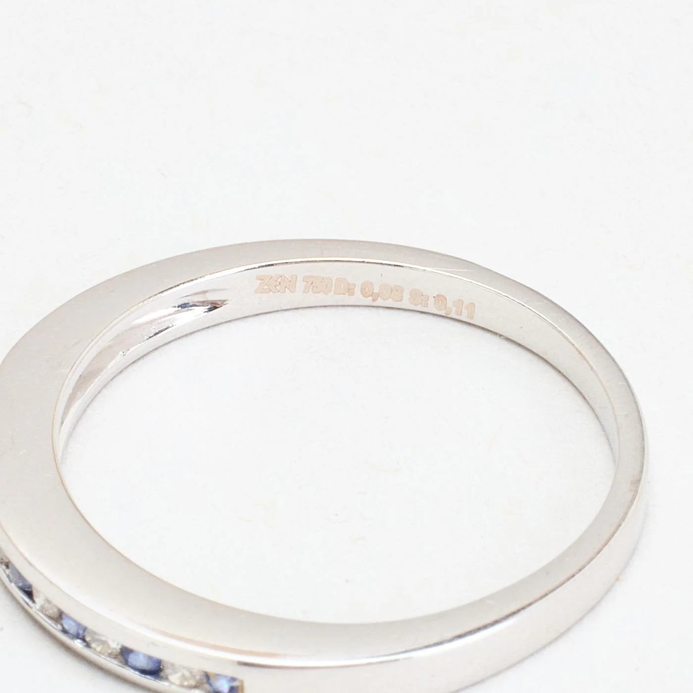 Alliansring med diamant (0.08 ct) i 18K vitt guld med en safir strl. 17.5 / strl. 55 - Image 6