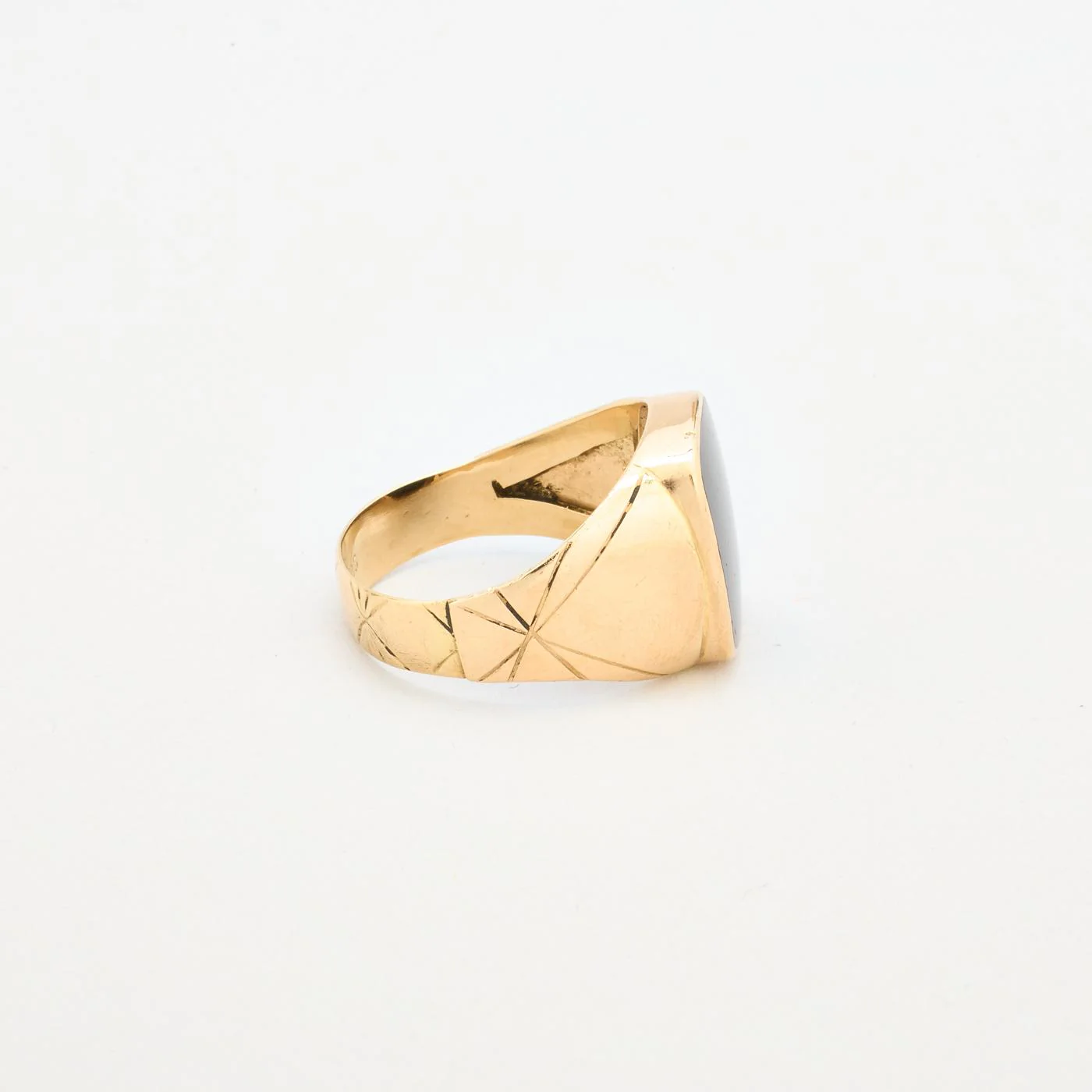 Mönstrad klackring i 14K guld med en onyx strl. 19.7 / strl. 62 - Image 3