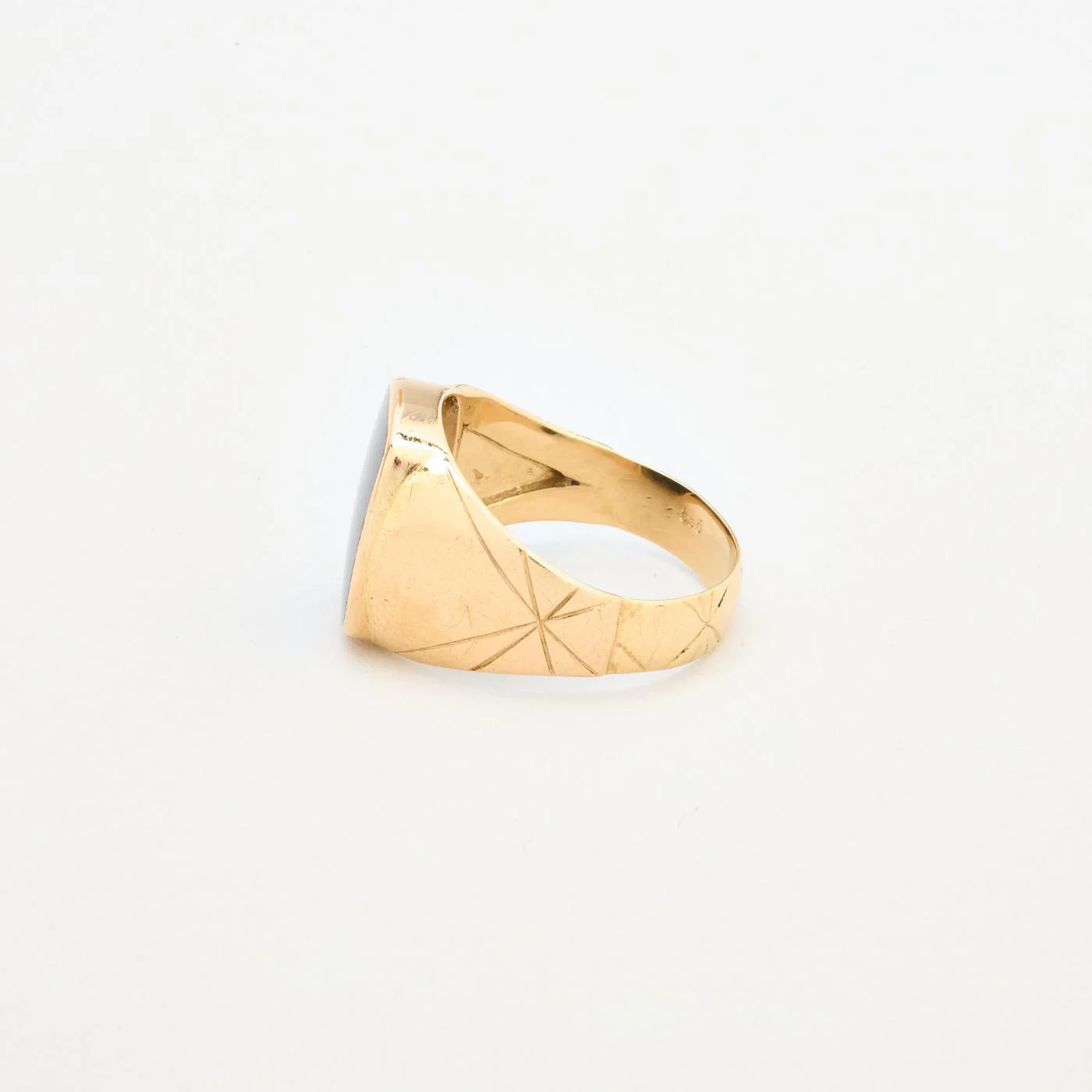 Mönstrad klackring i 14K guld med en onyx strl. 19.7 / strl. 62 - Image 5