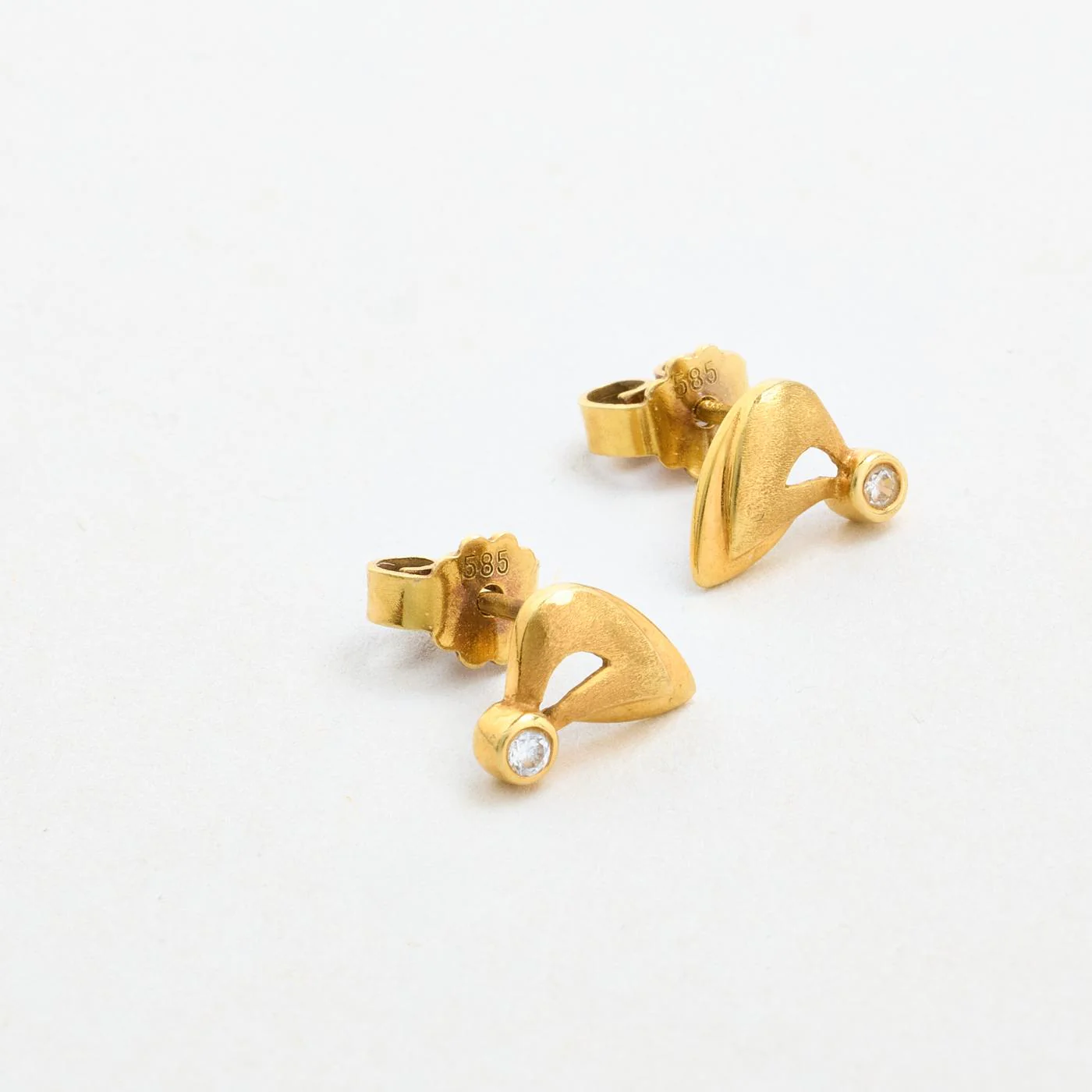 Geometrisk örhängen med stift i 14K guld med en zirkonia, 0.9 cm, - Image 5