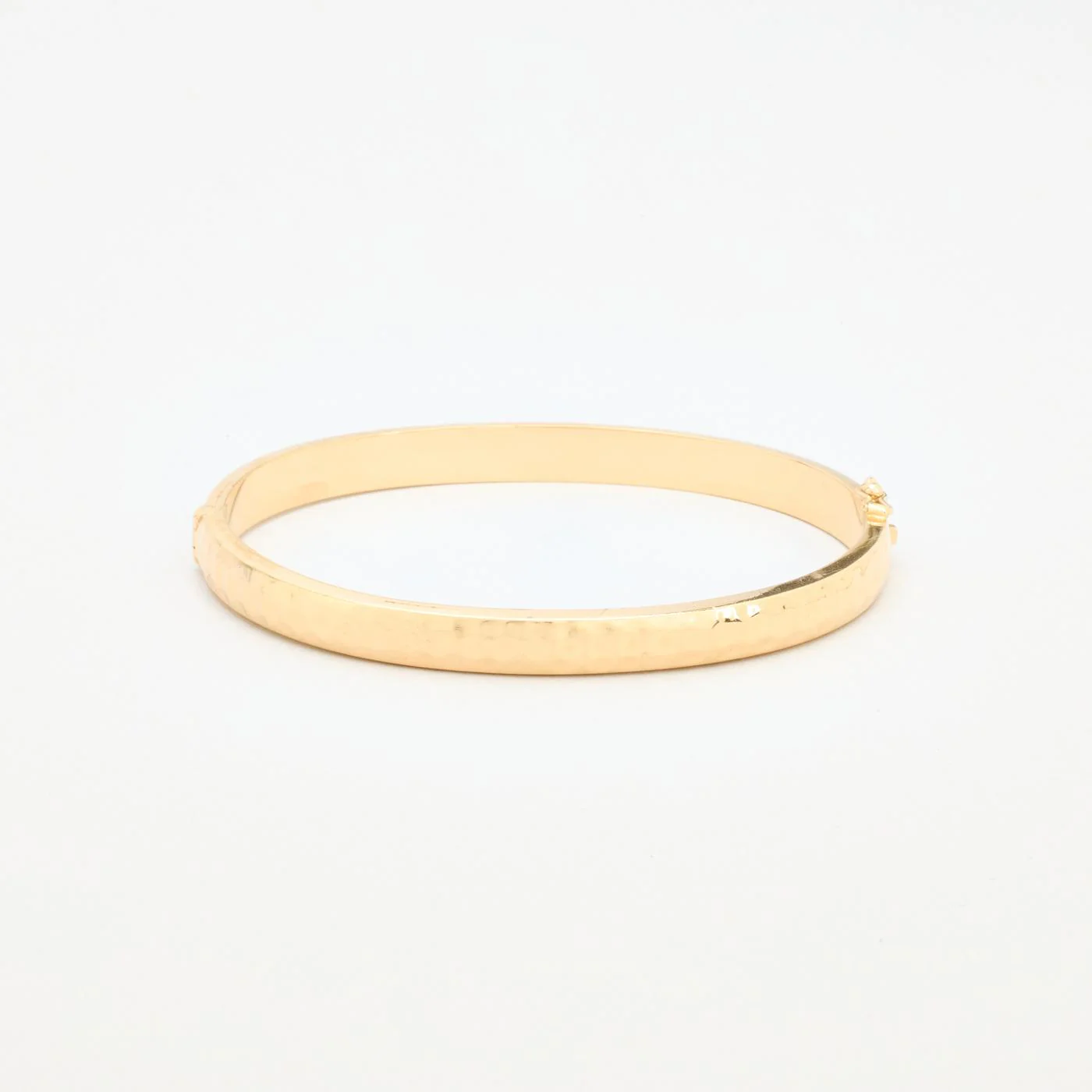 Hamrad armring med lås i 14K guld, 6.2 cm, 11 g