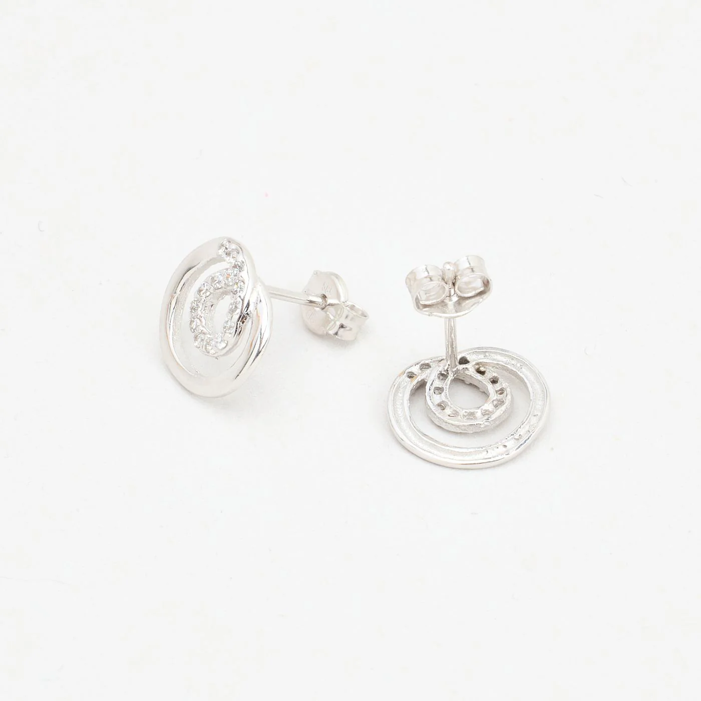 Spiral örhängen med stift i 14K vitt guld med en zirkonia, 0.9 cm, - Image 4