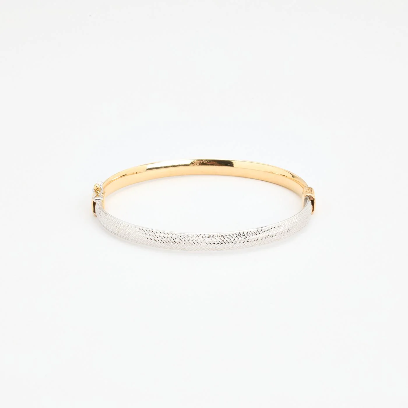 Mönstrad armring med lås i 14K guld, 6 cm, 7.8 g