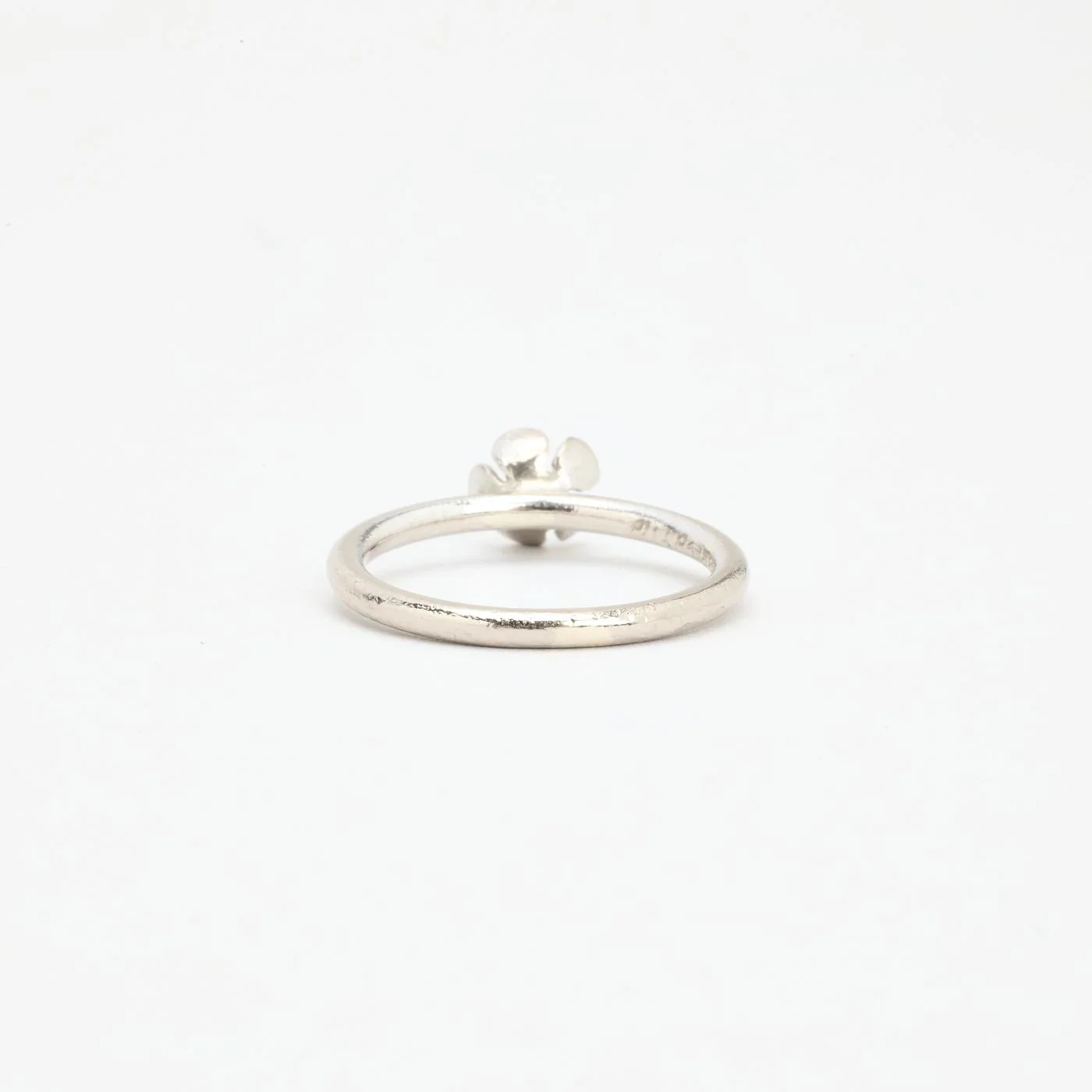 Blomsterring med diamant (0.02 ct) i 14K vitt guld strl. 17.5 / strl. 55 - Image 4
