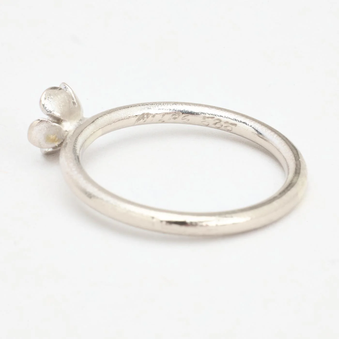 Blomsterring med diamant (0.02 ct) i 14K vitt guld strl. 17.5 / strl. 55 - Image 6