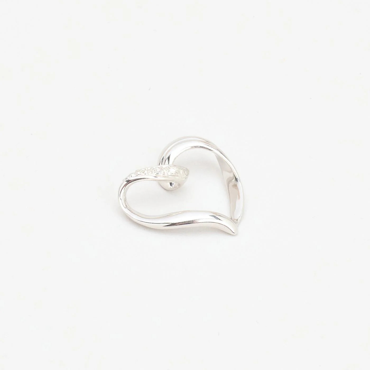Vridna Hjärthänge med diamant (0.02 ct) i 9K vitt guld, 1.7 cm, 1.43 g - Image 4