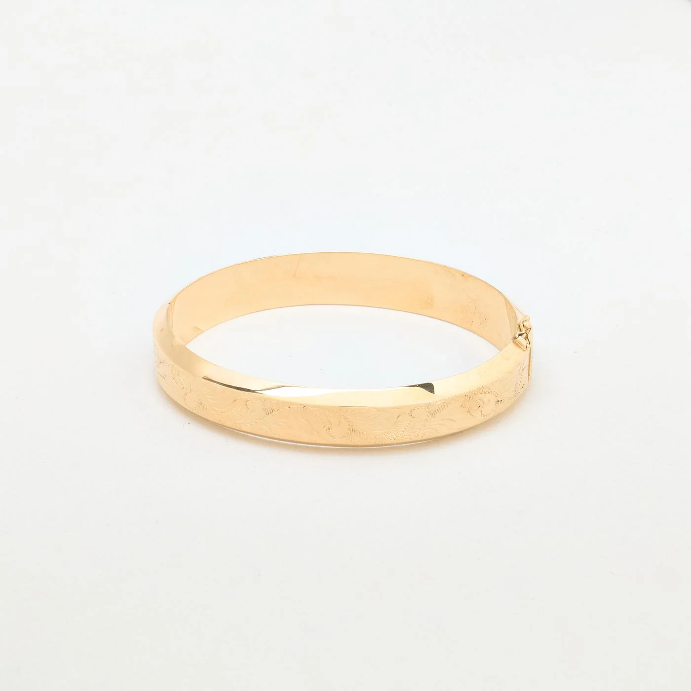 Mejslad armring med lås i 14K guld, 6.1 cm, 15.9 g