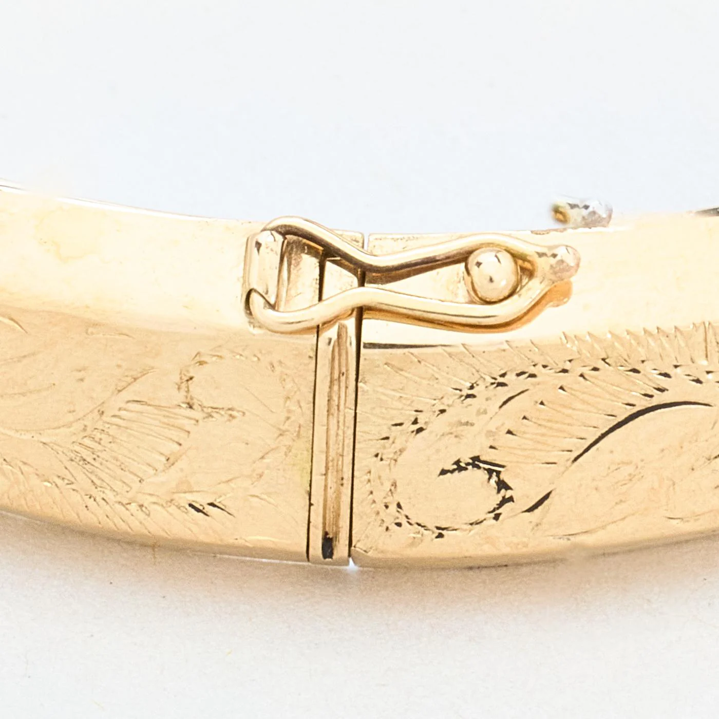Mejslad armring med lås i 14K guld, 6.1 cm, 15.9 g - Image 4