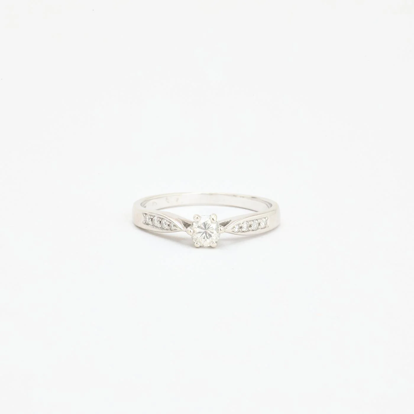 Klassisk Allians solitärring med diamant (0.33 ct) i 14K vitt guld strl. 16.6 / strl. 52