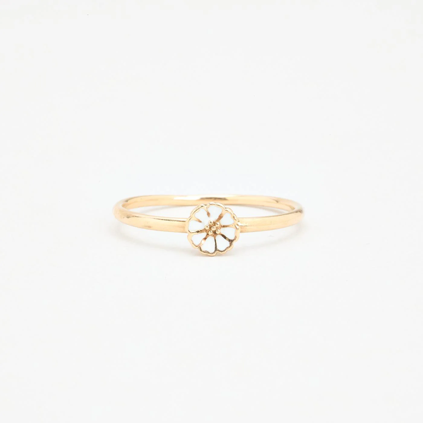 Margerit Blomsterring i 8K guld med en emalj strl. 19.7 / strl. 62