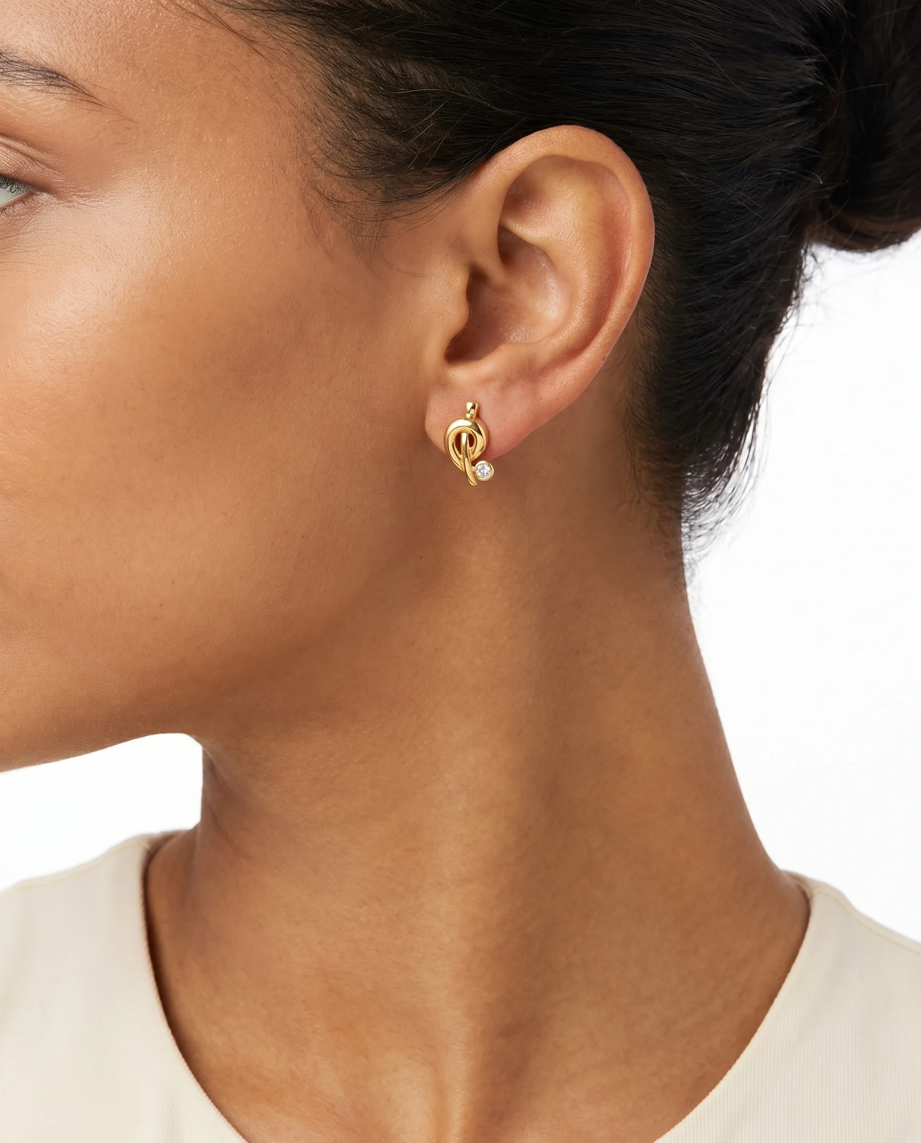 Vridna örhängen med stift i 14K guld med en zirkonia, 1.2 cm,