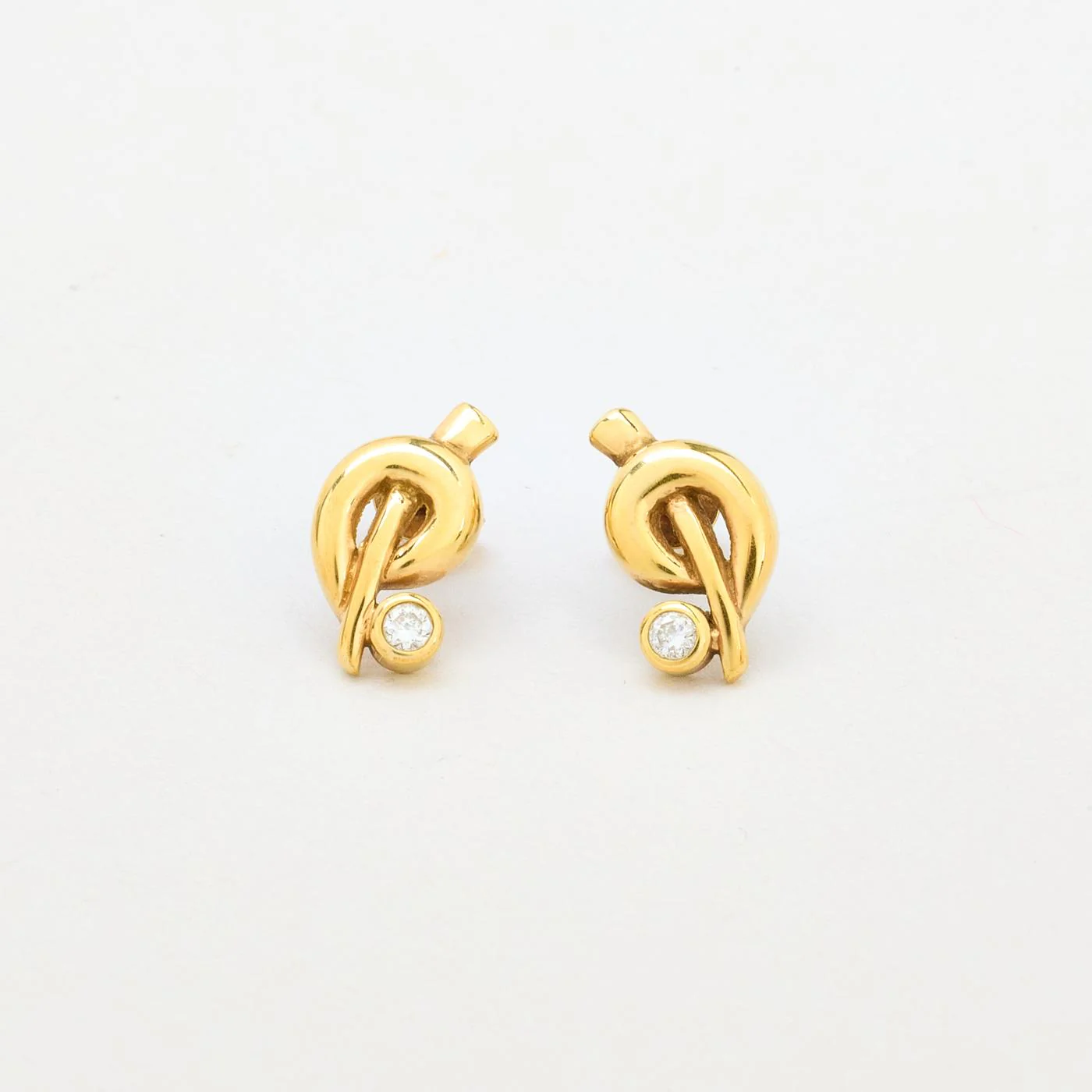 Vridna örhängen med stift i 14K guld med en zirkonia, 1.2 cm, - Image 2